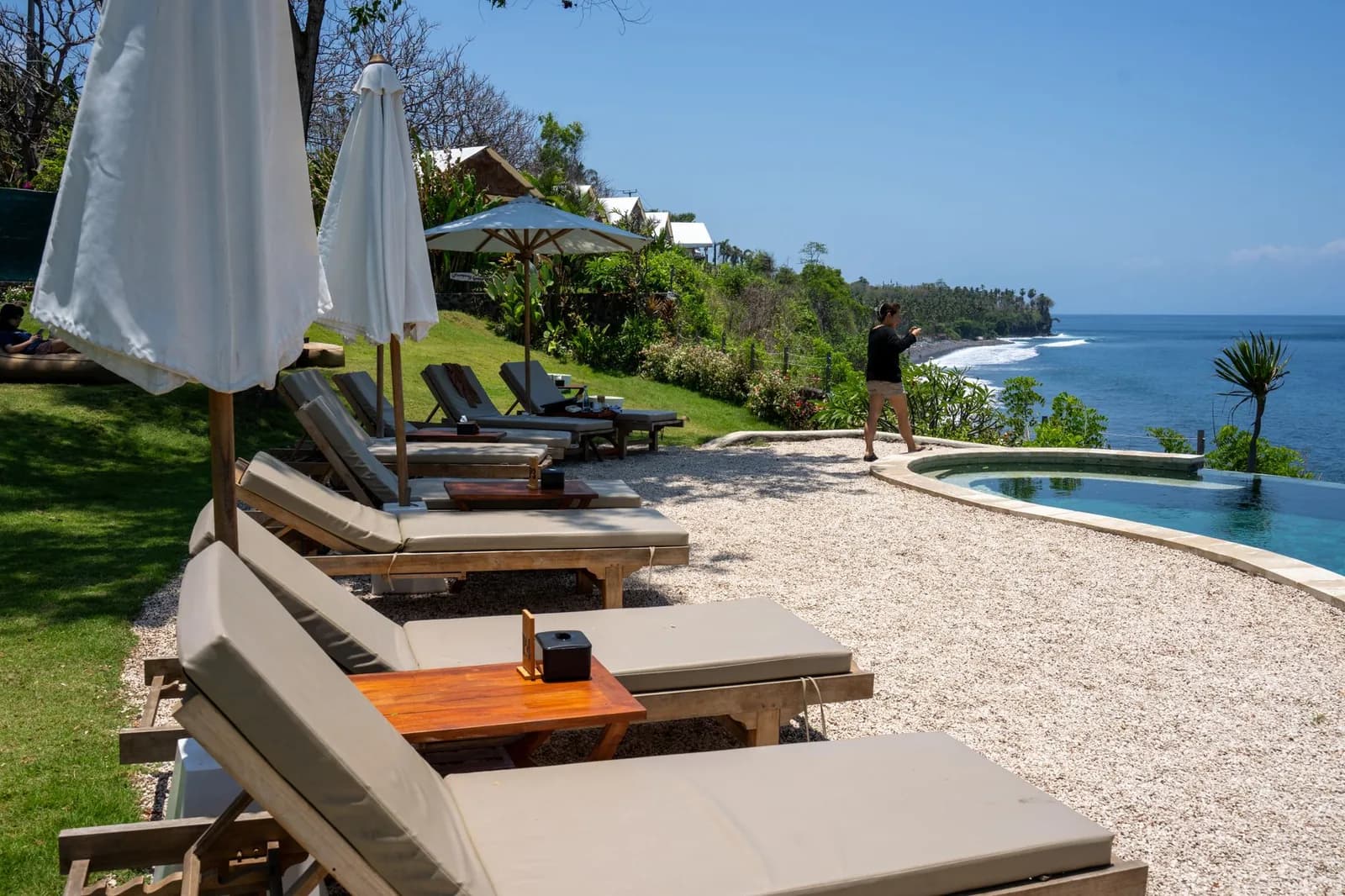 Piscine à débordement d'un hôtel surplombant la mer et la côte de galets d'Amed, est de Bali