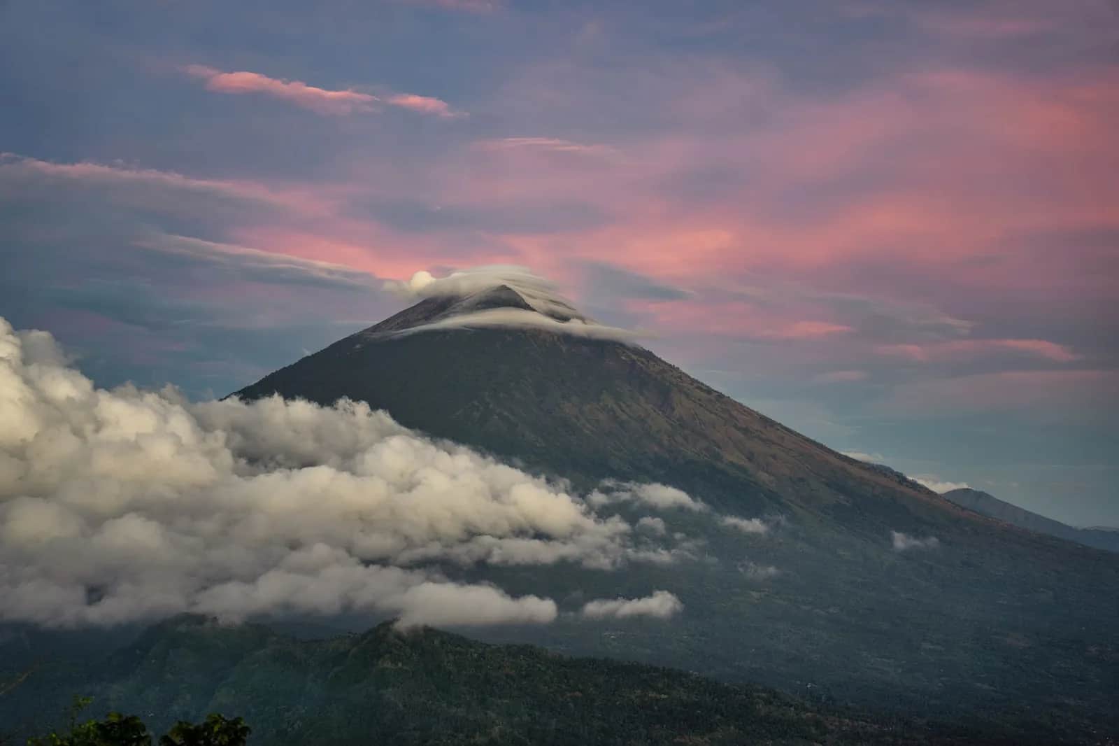 Lever de soleil sur le mont Agung émergeant d'une mer de nuages depuis le point de vue de Lahangan Sweet, Bali
