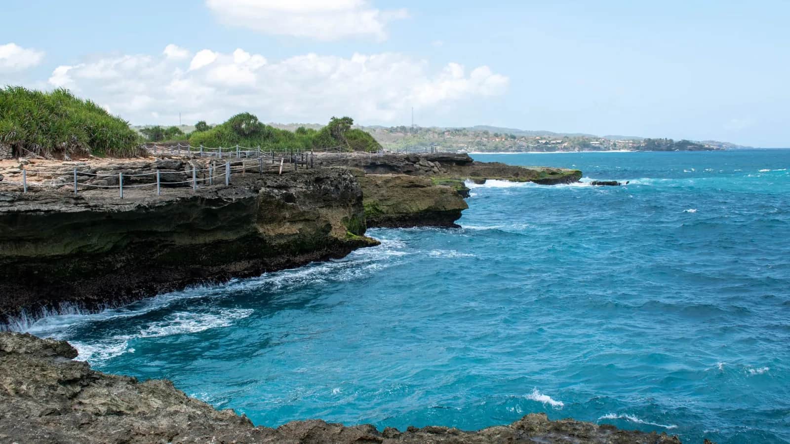 Côte rocheuse et eau turquoise sur l'île de Nusa Lembongan, Bali