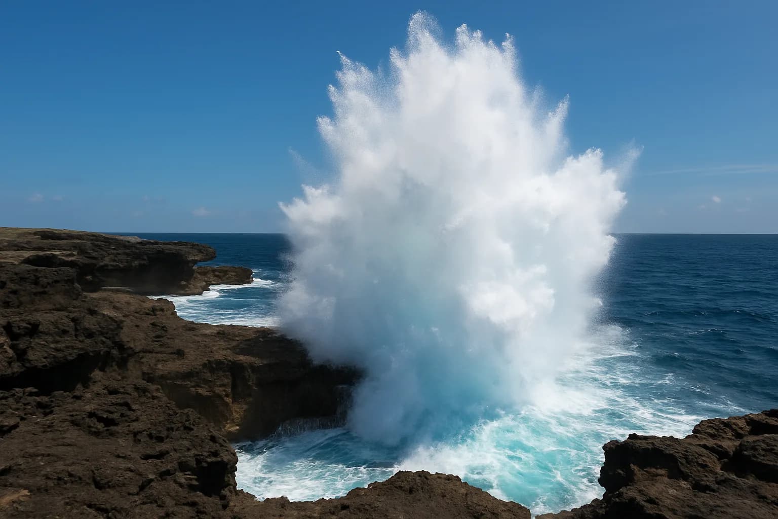Vague qui explose en gerbe d'écume contre les rochers de Devil's Tear, Nusa Lembongan