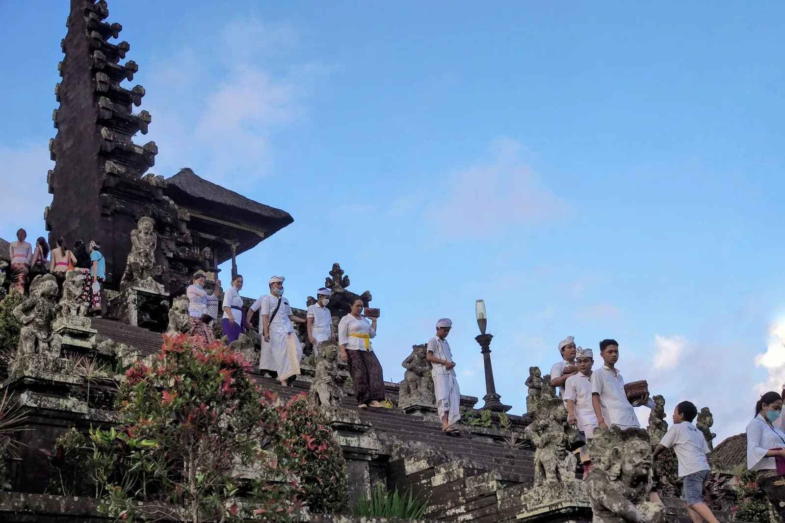 Escaliers et portes fendues candi bentar du temple de Besakih sur les pentes du mont Agung, Bali