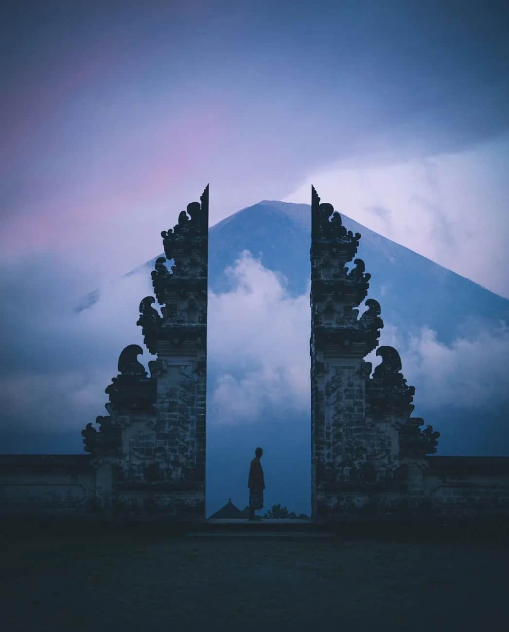 La porte du paradis du temple de Lempuyang encadrant le mont Agung au lever du jour, dans l'est de Bali