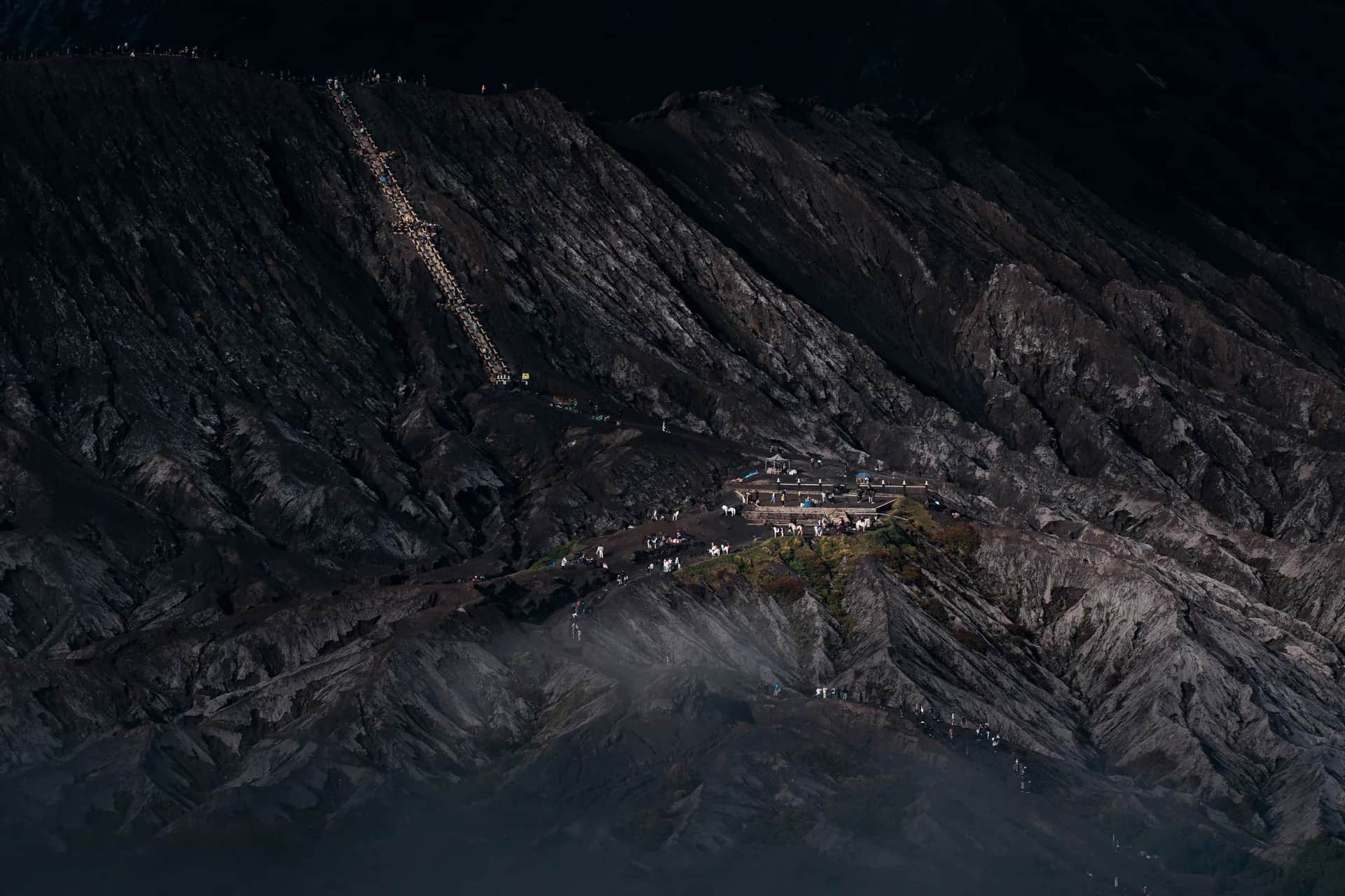 Escalier de 250 marches menant au cratère du mont Bromo, vu depuis la crête de la caldeira