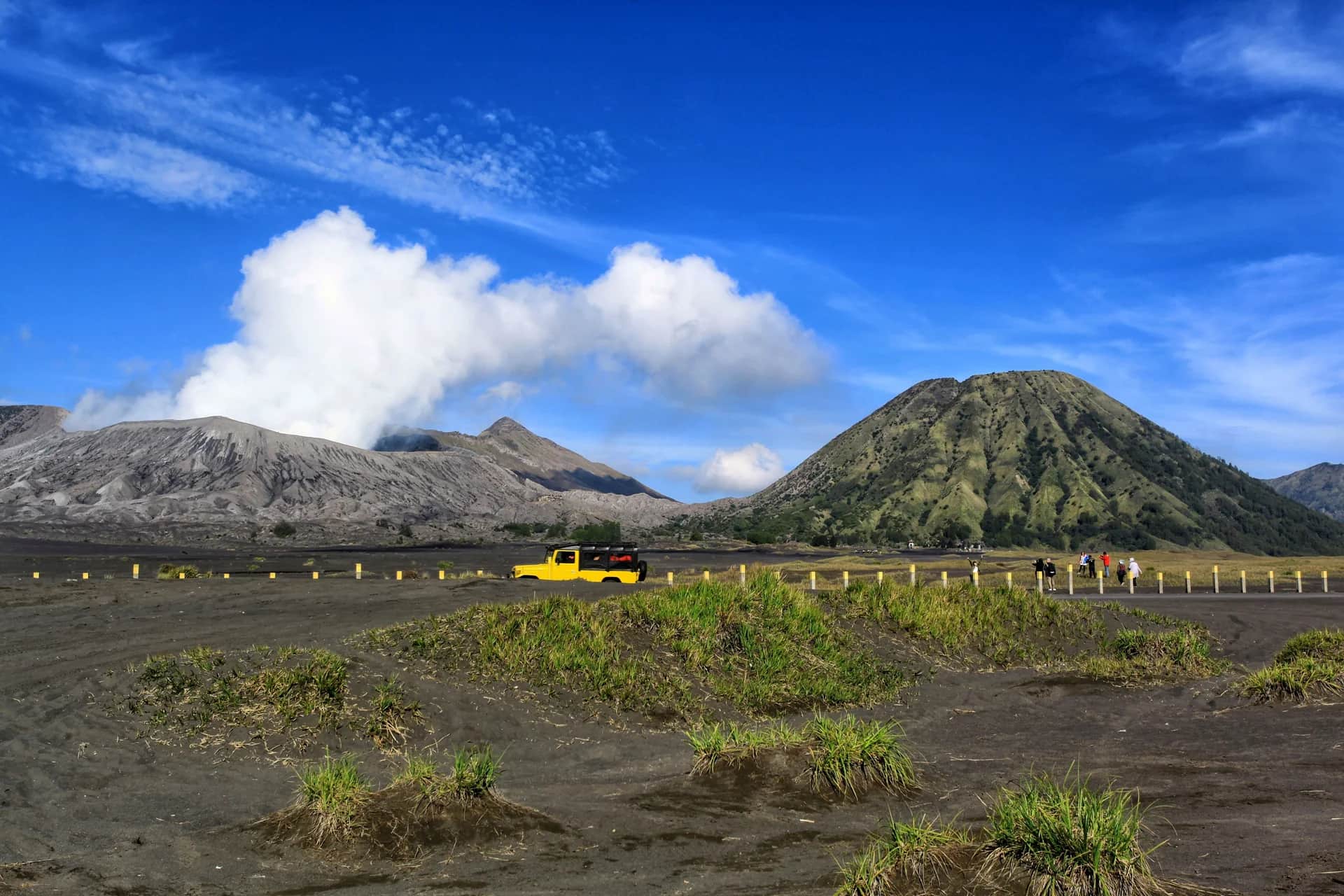 Jeep 4x4 traversant la mer de sable noire du mont Bromo, Java Est