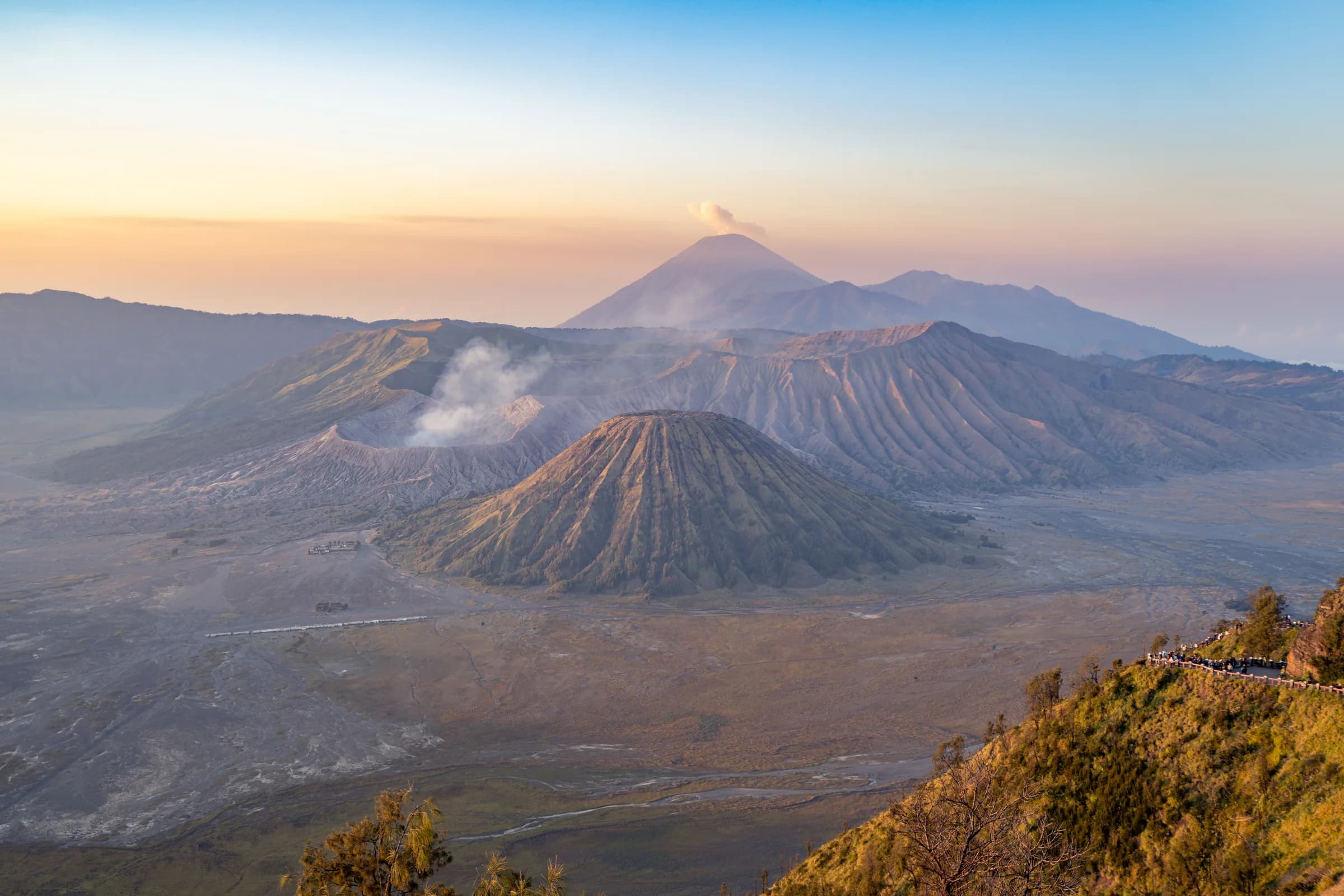 Lever de soleil sur le mont Bromo fumant depuis le belvédère du Penanjakan, Java Est