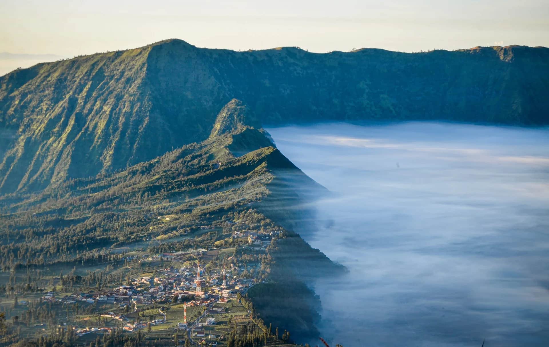 Village de Cemoro Lawang accroché au bord de la caldeira du Bromo au petit matin
