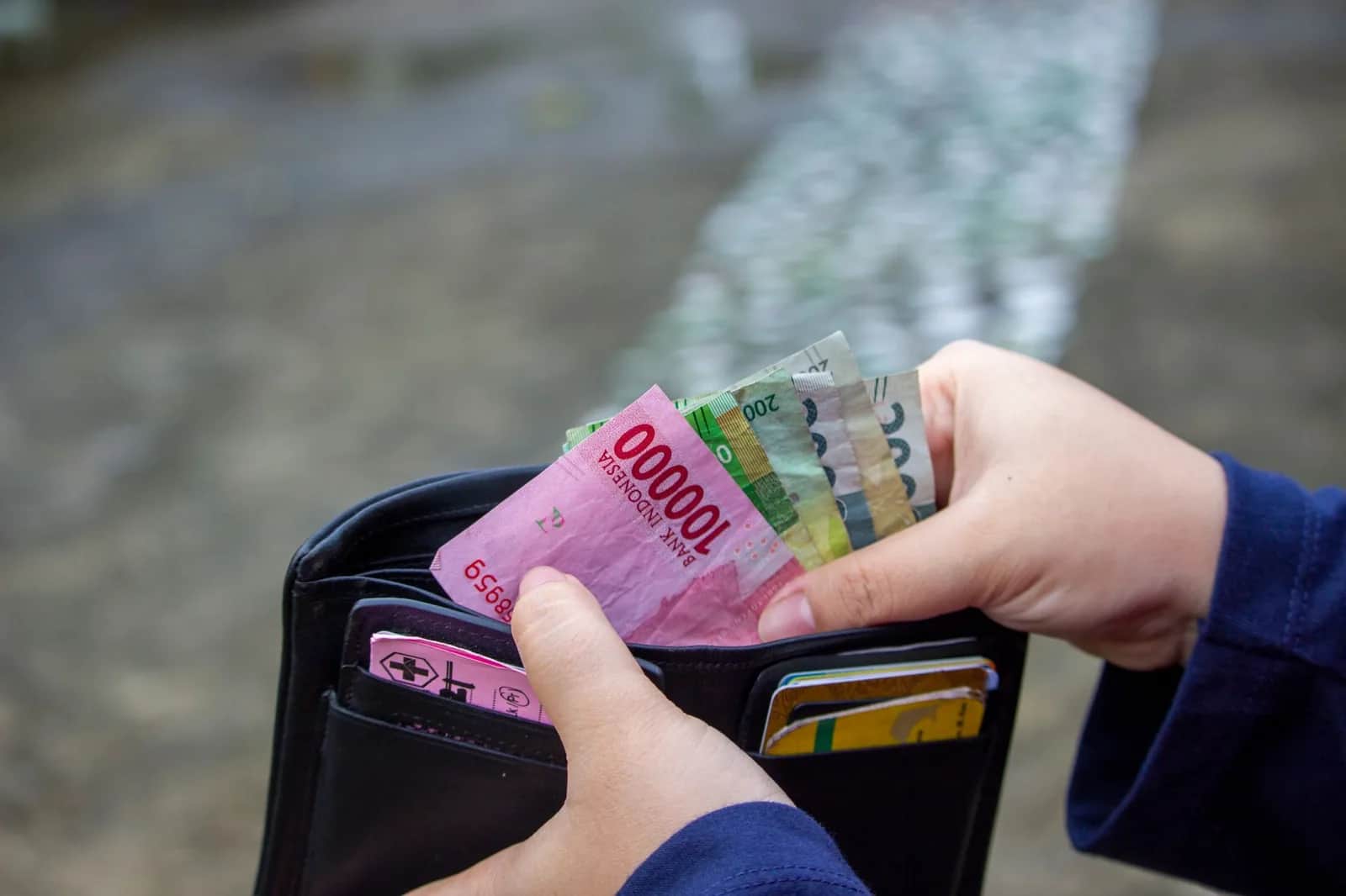 Billets de 100 000 roupies indonésiennes sortis d'un portefeuille, Indonésie