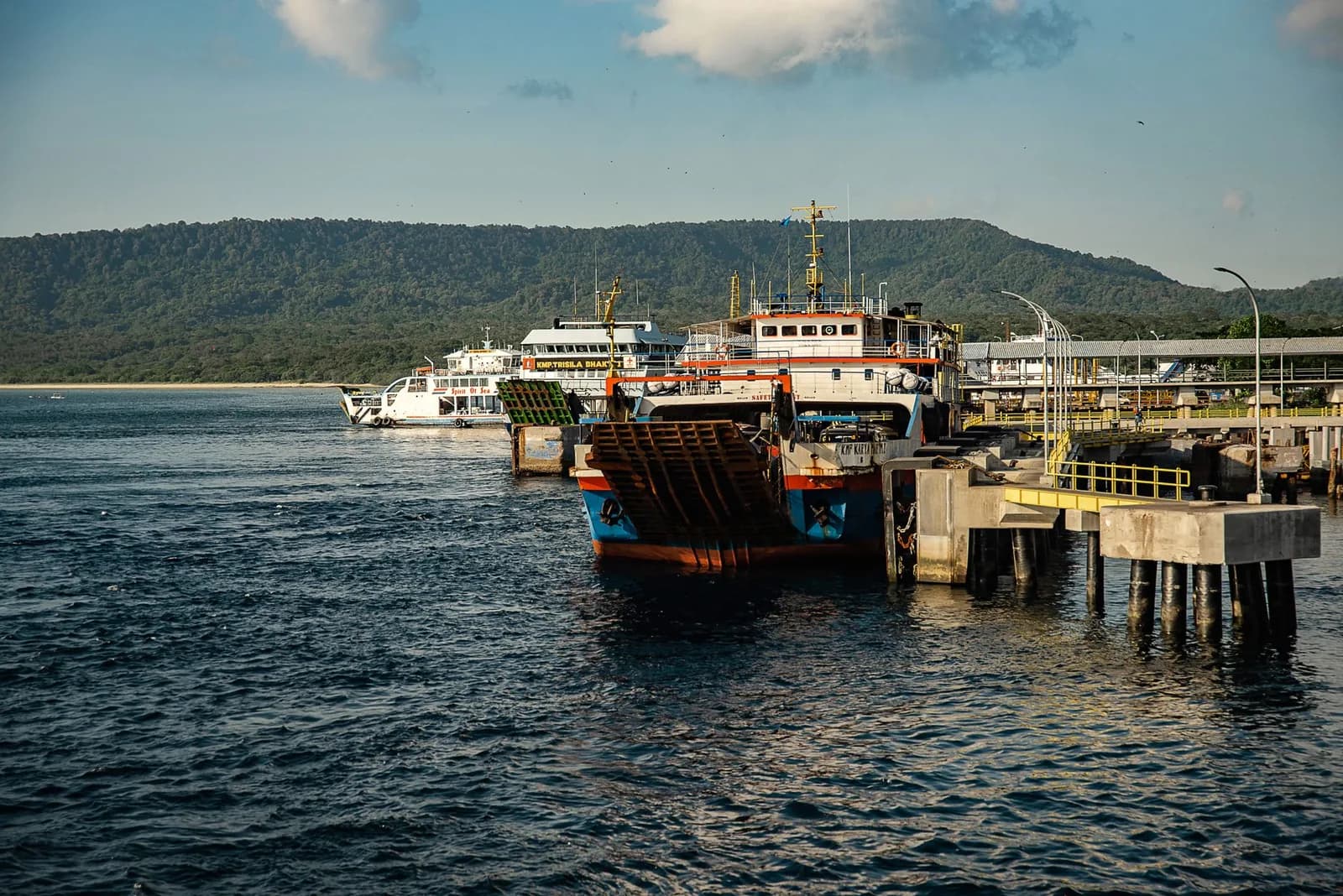 Ferries inter-îles amarrés au port de Bali au lever du jour, Indonésie