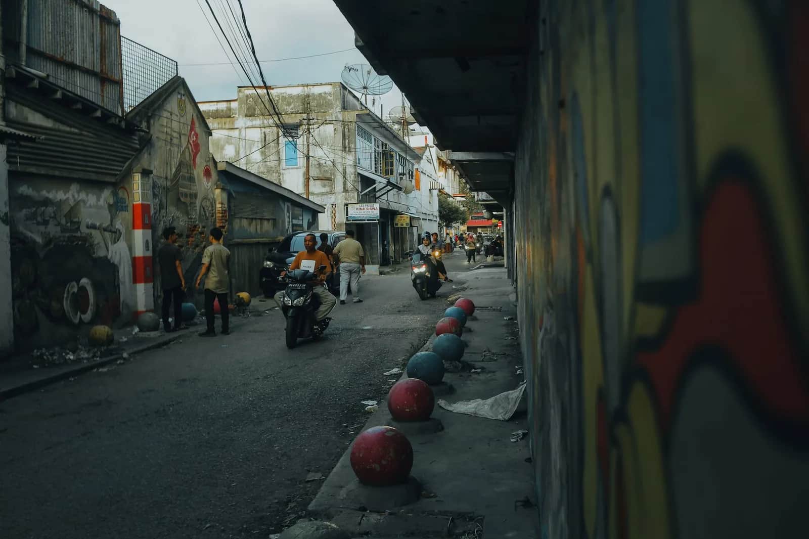 Rue commerçante avec scooters garés à Aceh, sur l'île de Sumatra en Indonésie