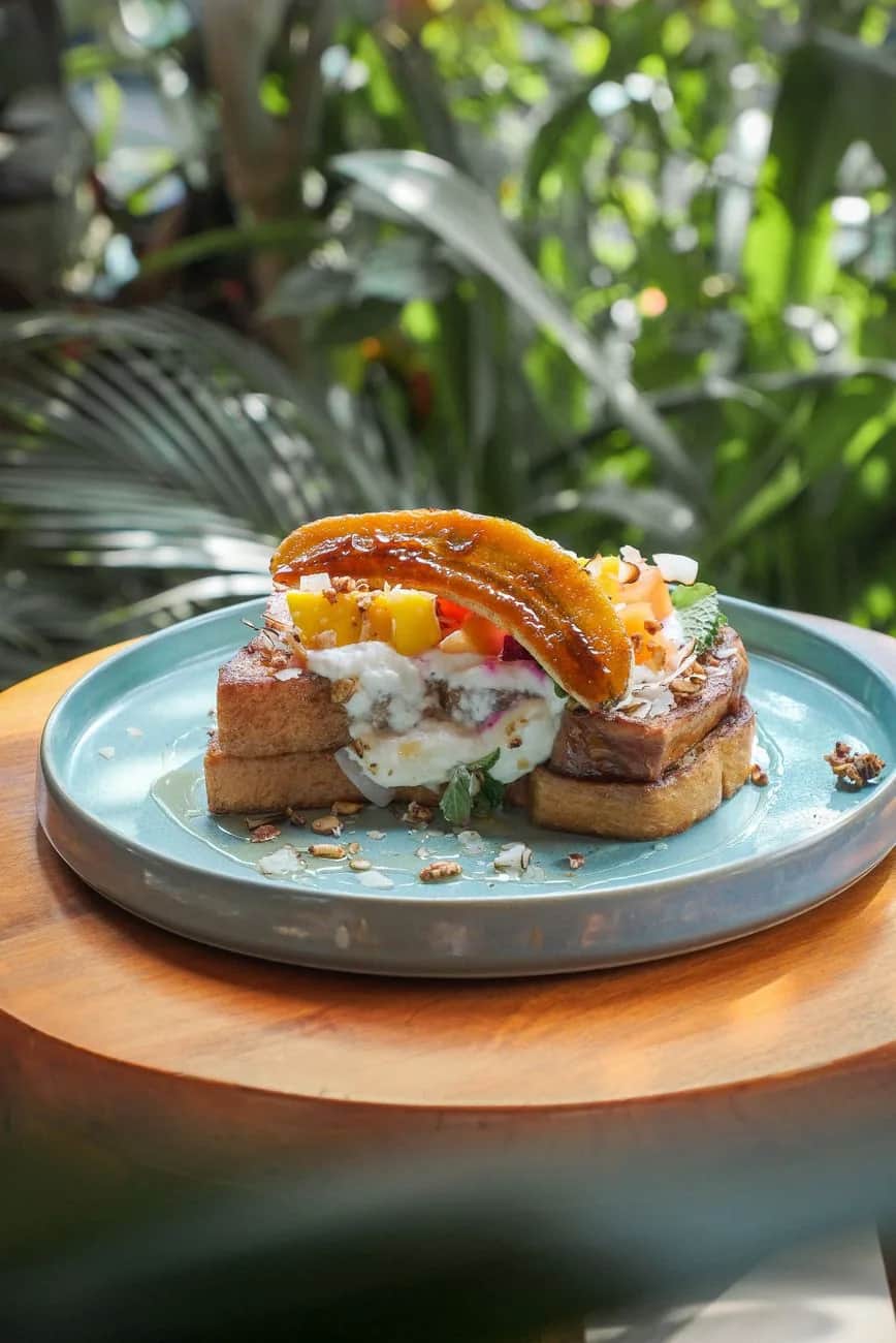 Pain perdu et fruits tropicaux dans un café branché de Canggu, Bali