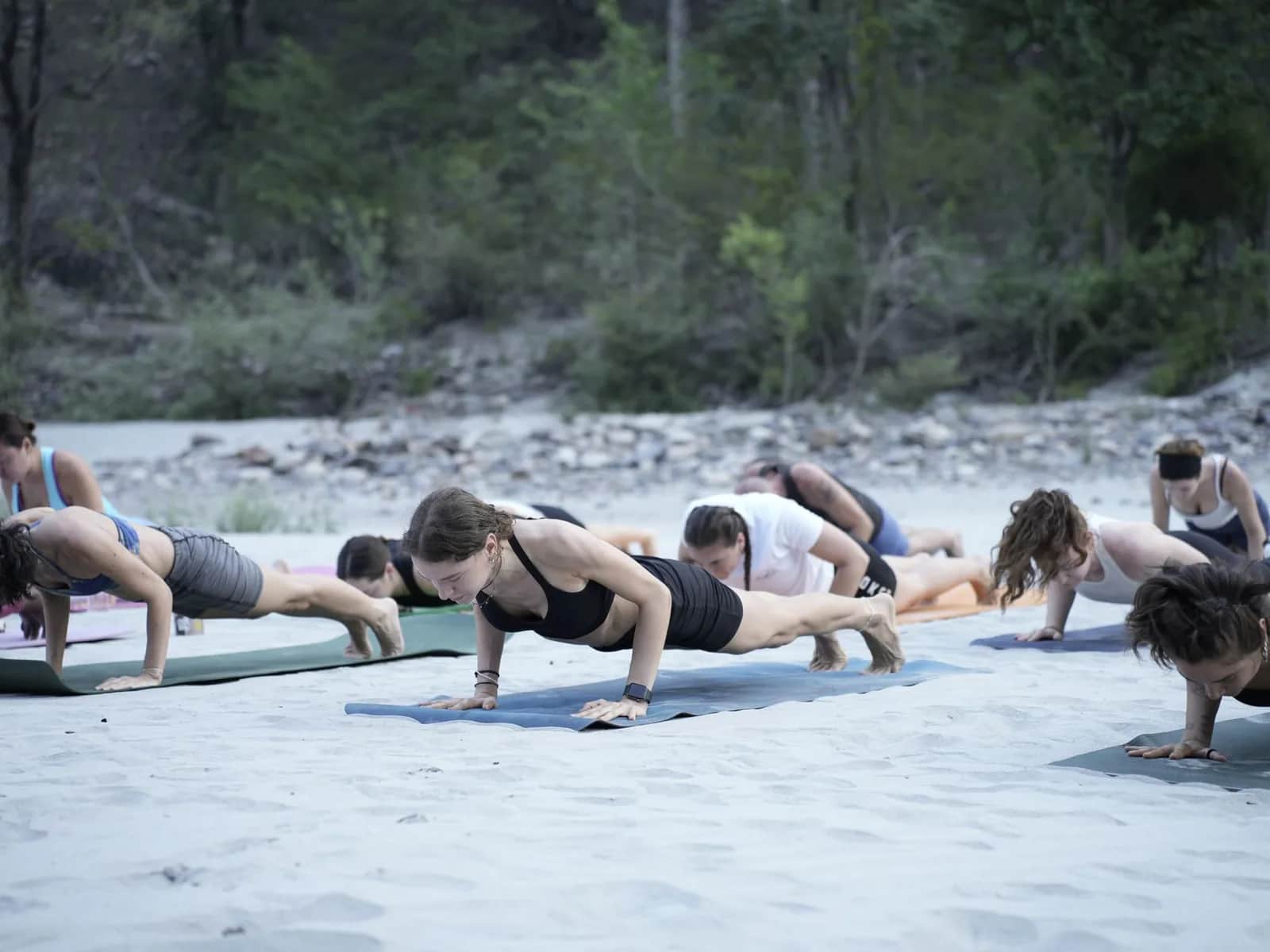 Cours de yoga en plein air sur le sable à Canggu, Bali