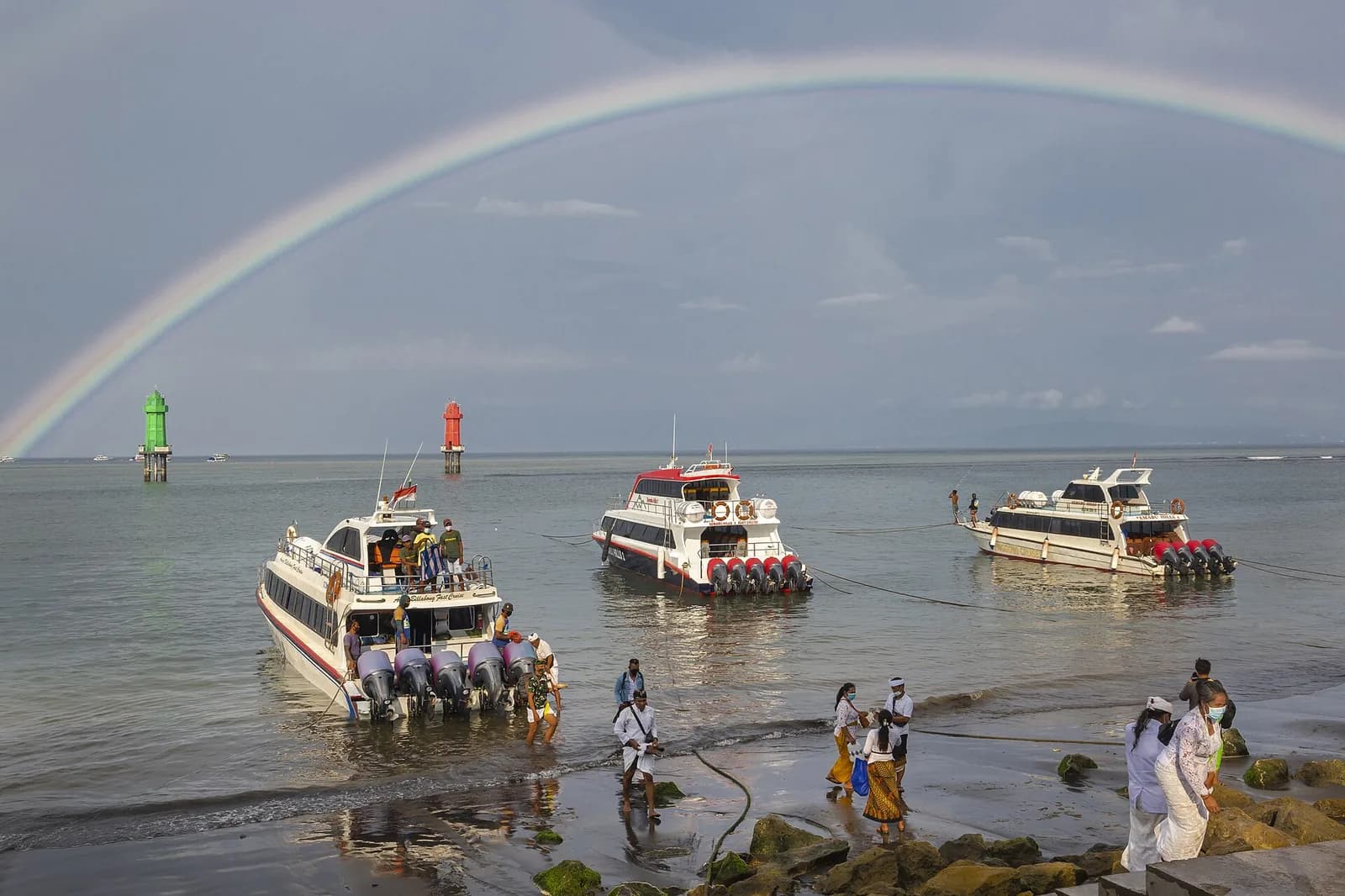 Fast boats amarrés au port de Sanur à Bali, passagers embarquant pour Nusa Penida