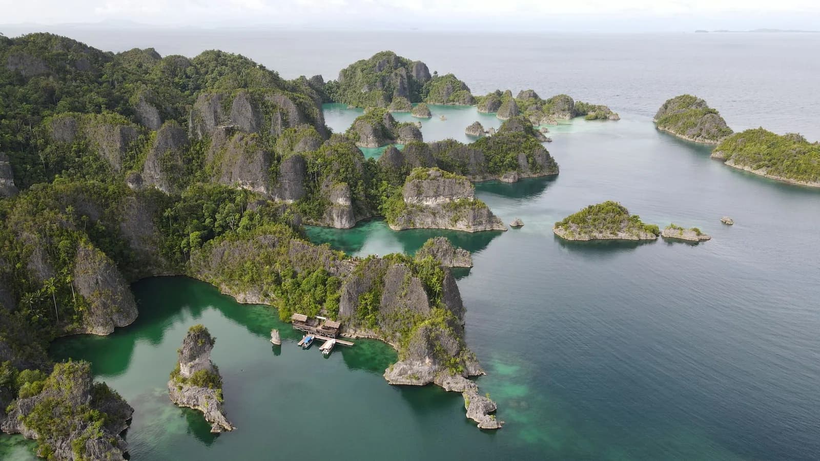 Vue aérienne des îles de Raja Ampat, à l'extrémité est de l'archipel indonésien