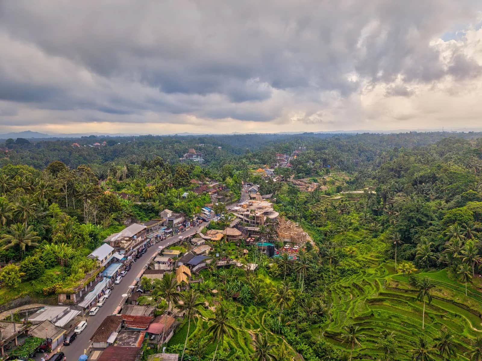 Vue aérienne du village d'Ubud à Bali, sa route commerçante et ses rizières en terrasse, une zone moins chère que le sud de l'île