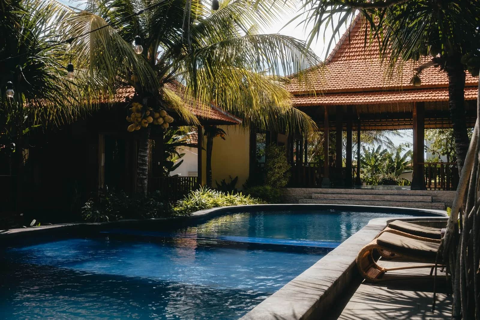Villa balinaise avec piscine et toit traditionnel, le type de logement qui pèse le plus lourd dans le coût de la vie à Bali