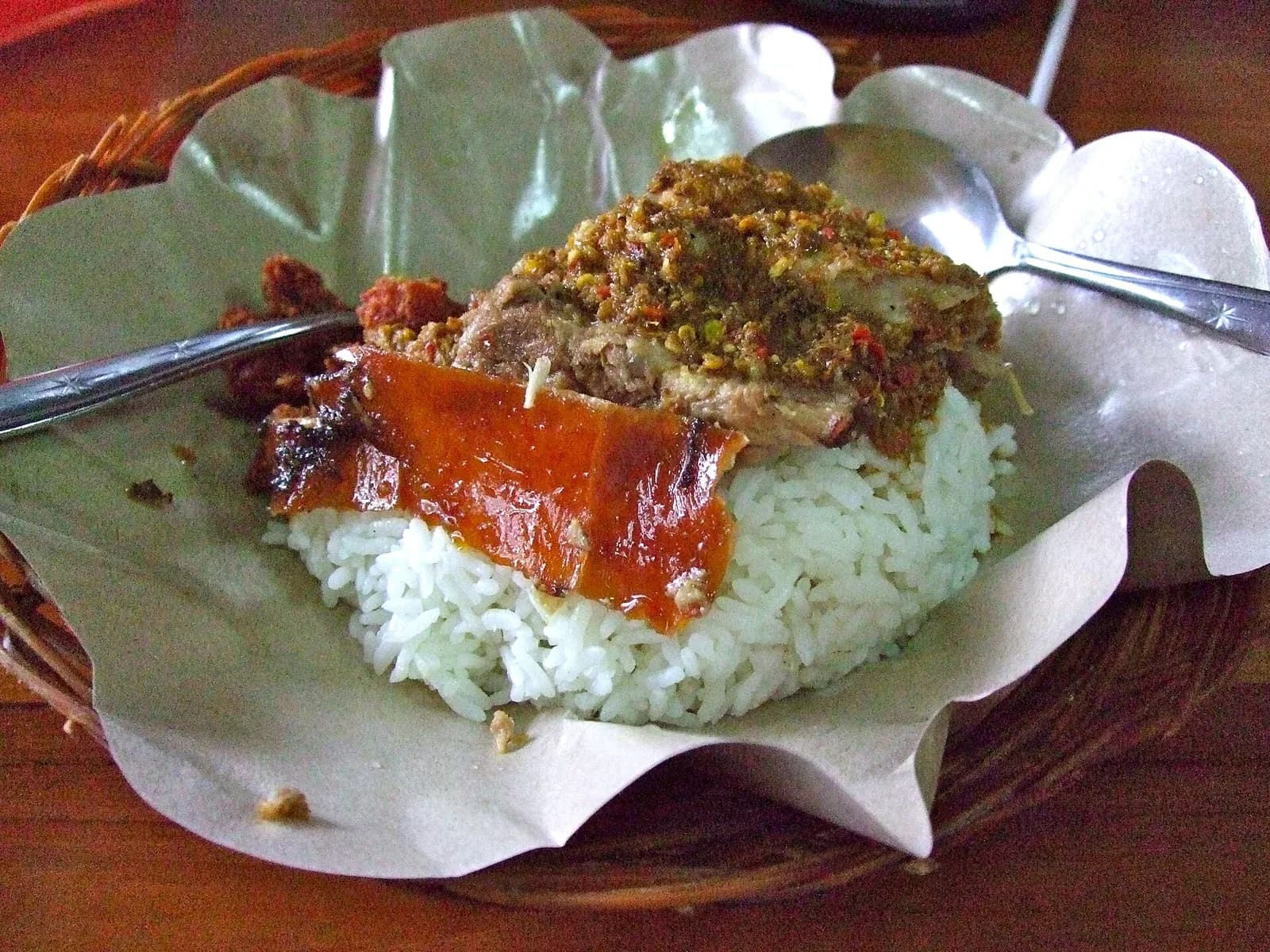 Nasi babi guling à Bali : cochon de lait à la peau croustillante sur du riz, servi dans du papier
