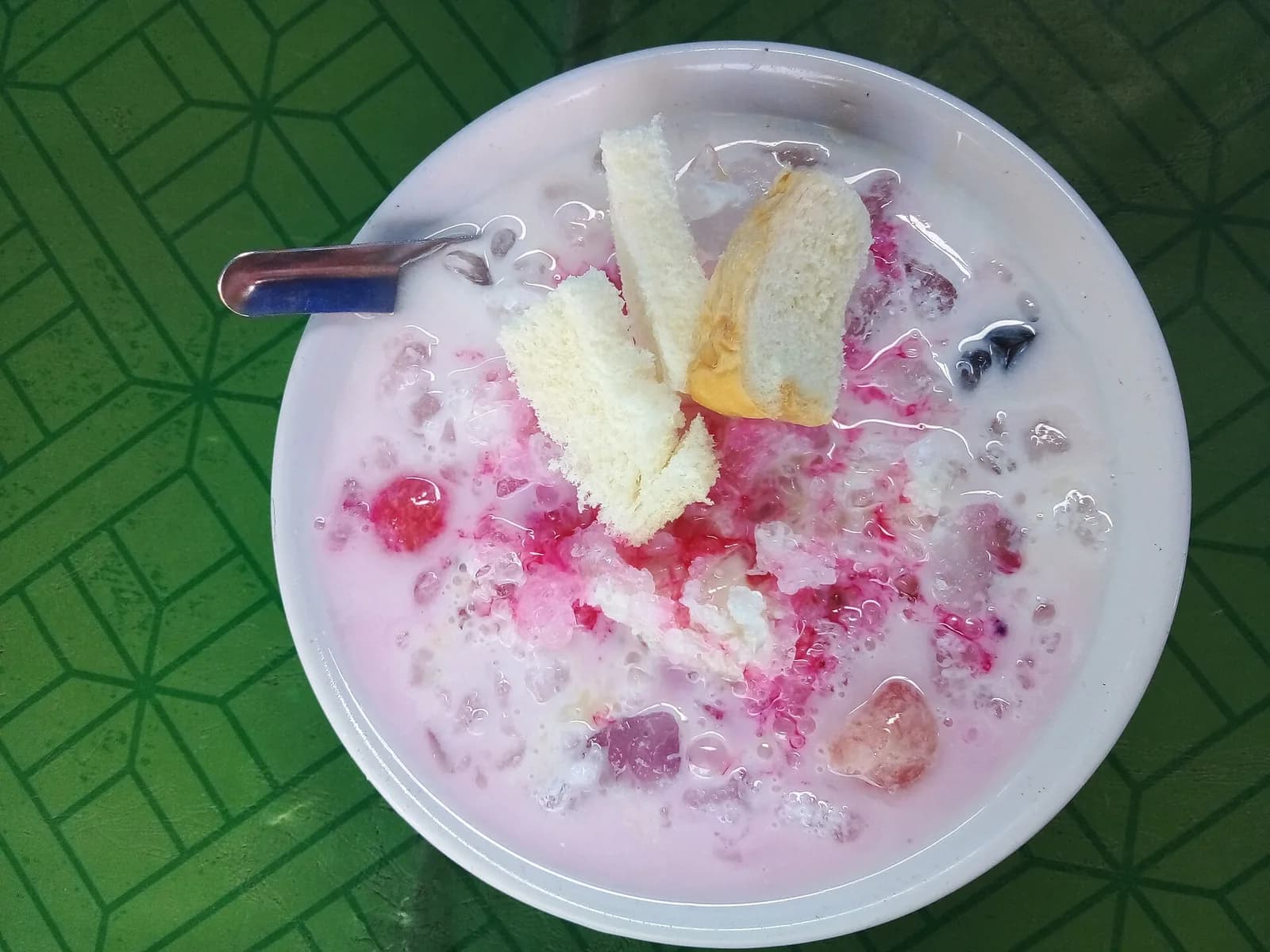 Es campur indonésien : glace pilée, lait de coco, sirop rose et tranches de pain