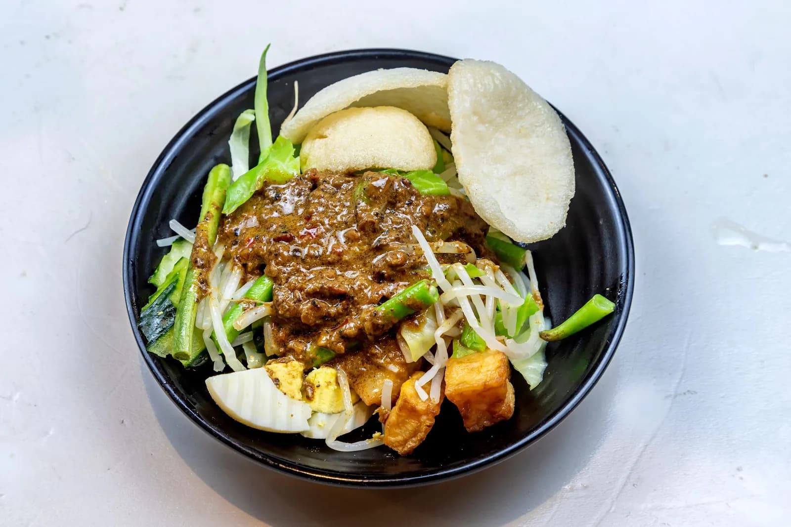 Gado-gado indonésien : légumes, tofu, œuf, krupuk et sauce cacahuète