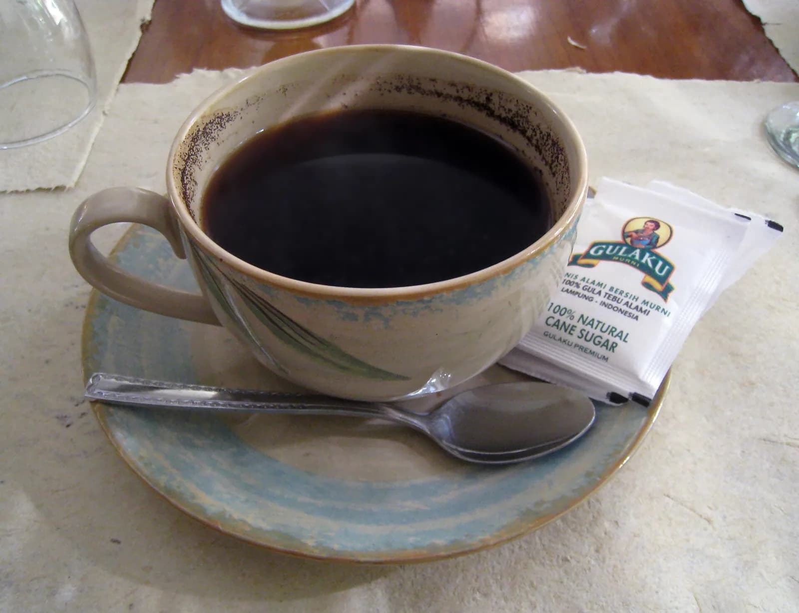 Kopi tubruk javanais : café noir infusé avec le marc, servi dans une tasse