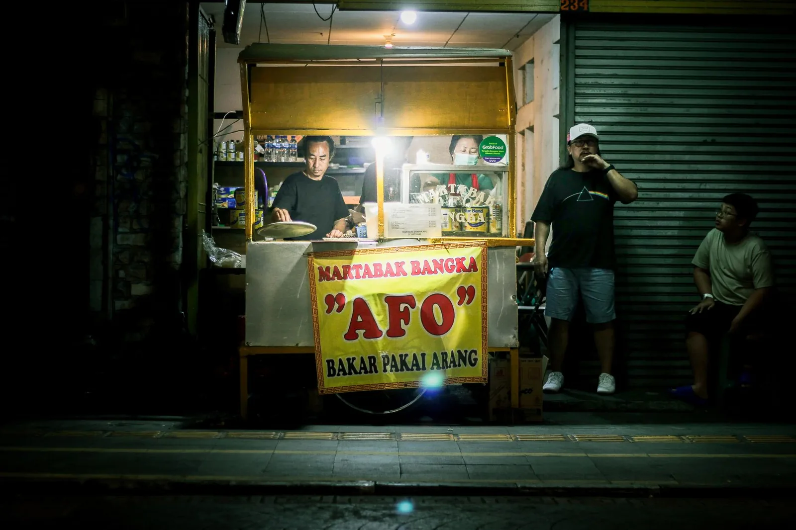 Stand de martabak Bangka dans une rue d'Indonésie, de nuit