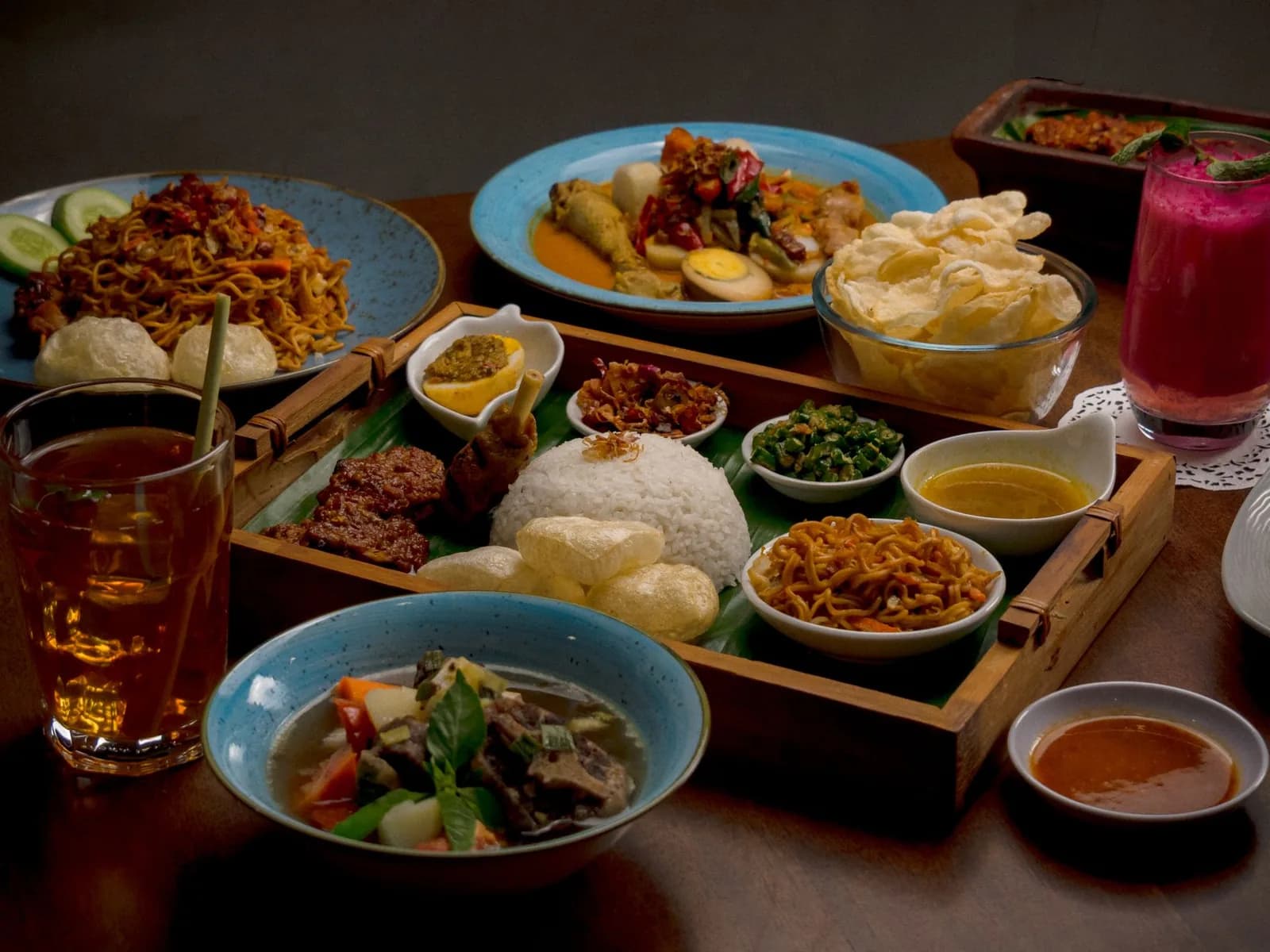 Table de nasi padang en mode hidang : riz et plats en coupelles sur feuille de bananier