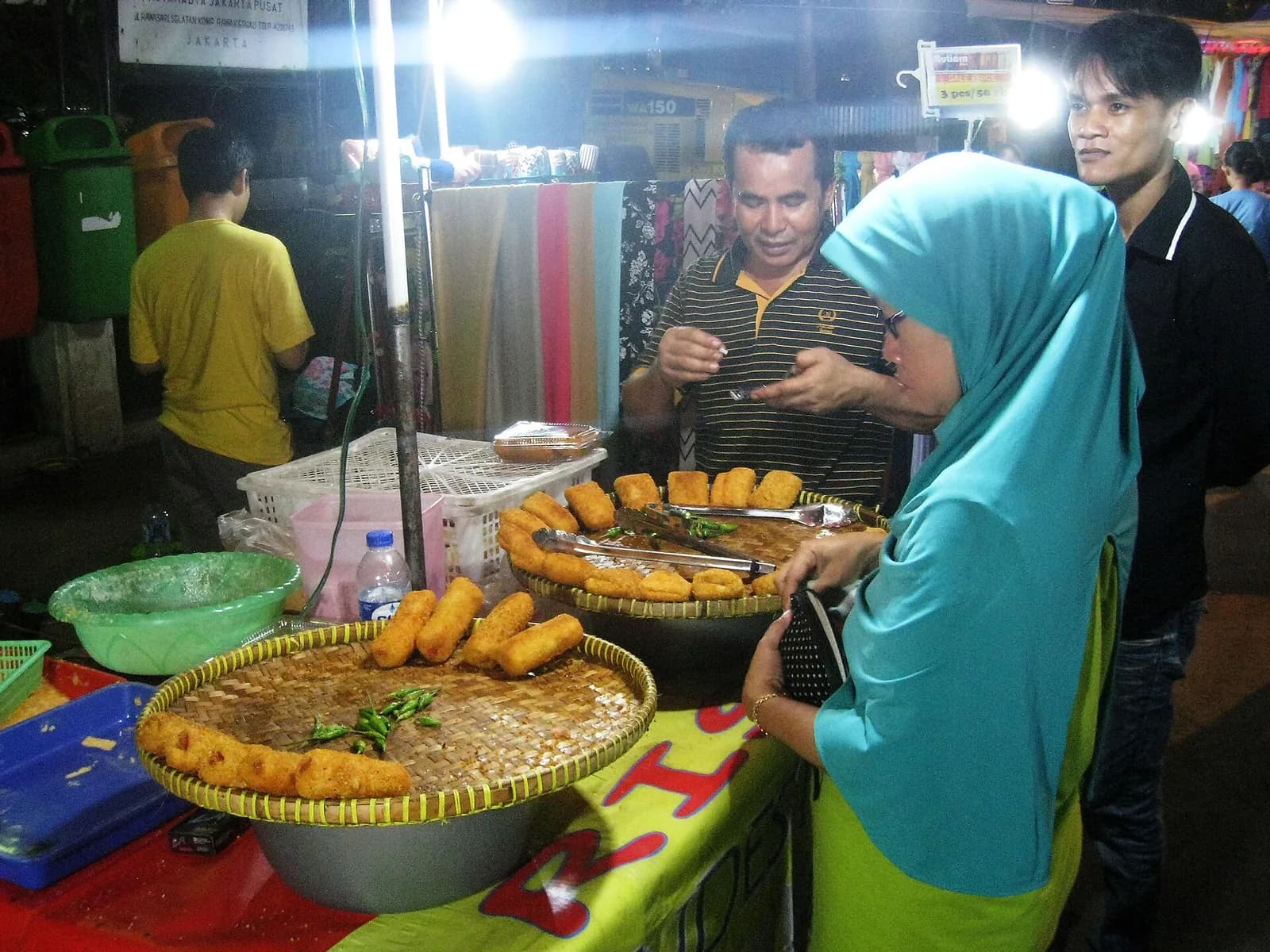 Pasar malam à Jakarta : stand de beignets et fritures vendus à la nuit tombée