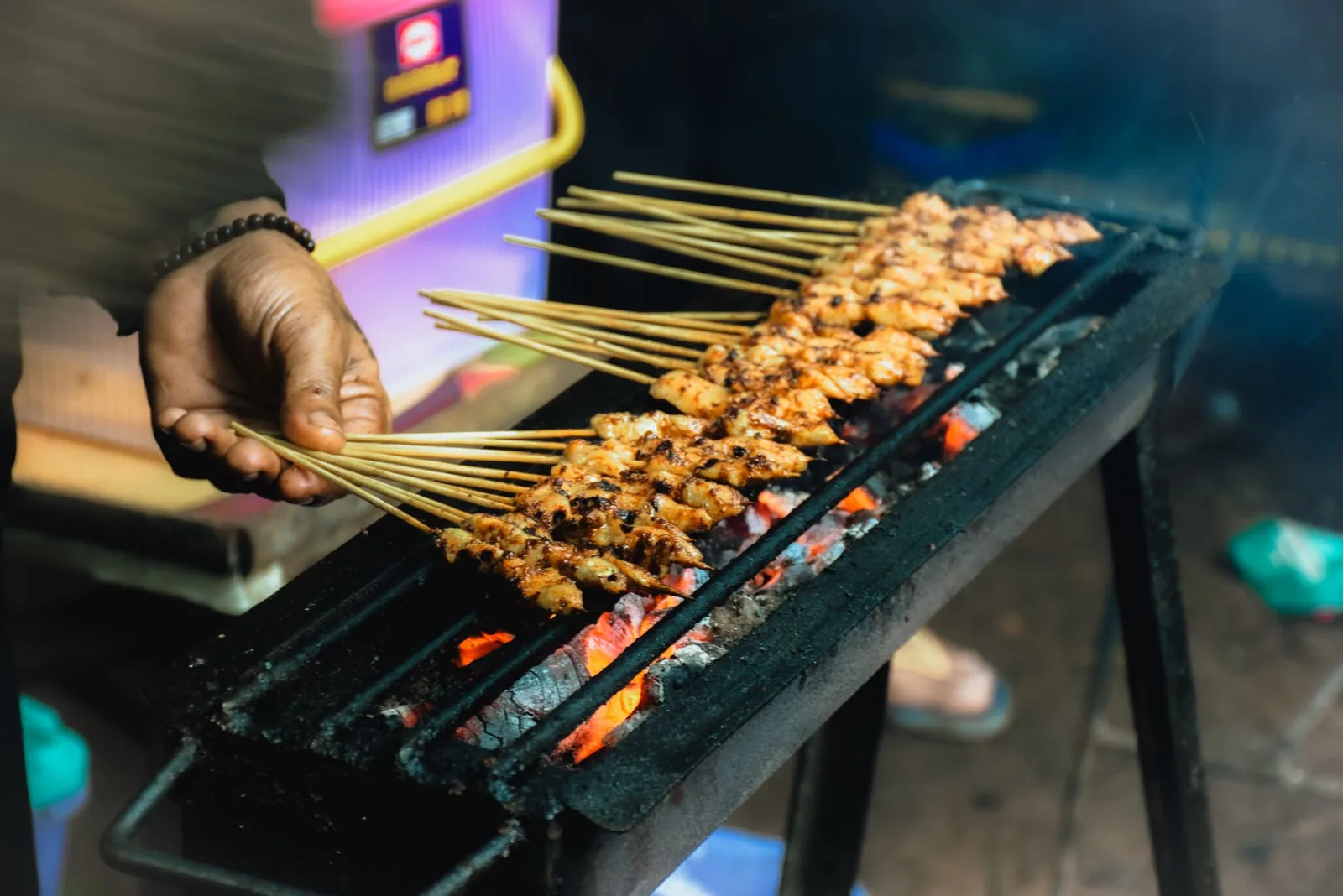 Brochettes de sate ayam grillées sur la braise, street food en Indonésie