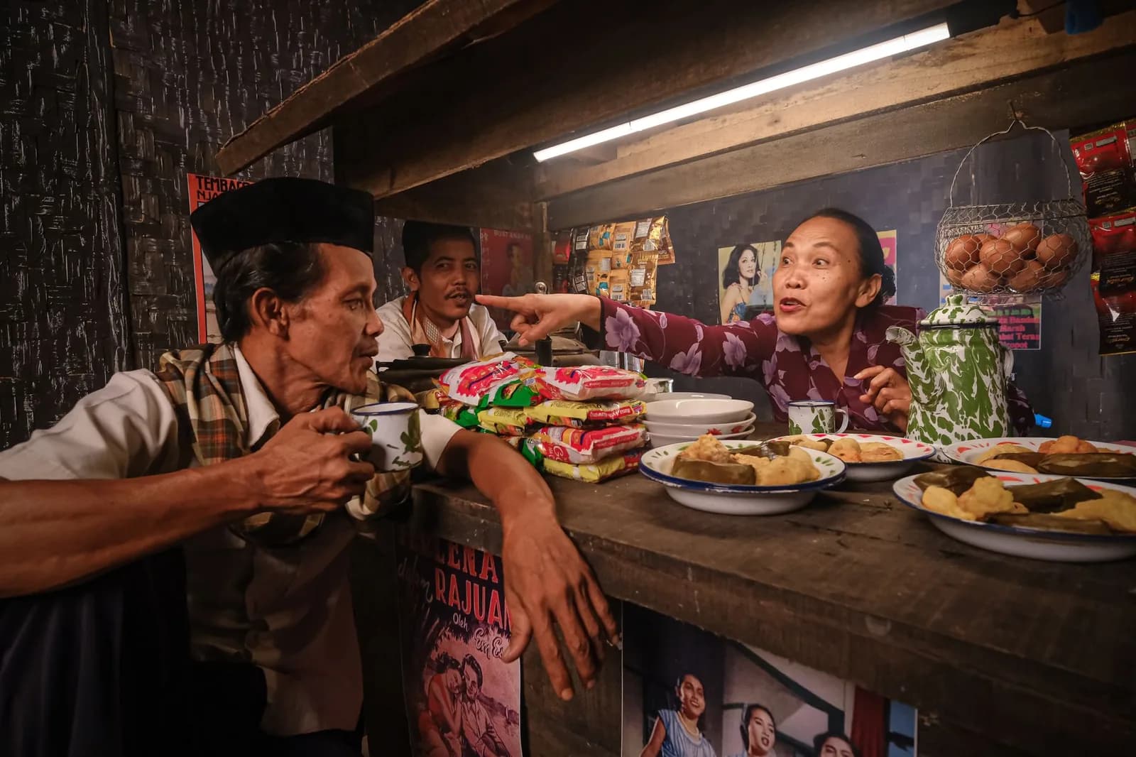 Warung traditionnel à Java : clients et vendeuse devant le comptoir en bois