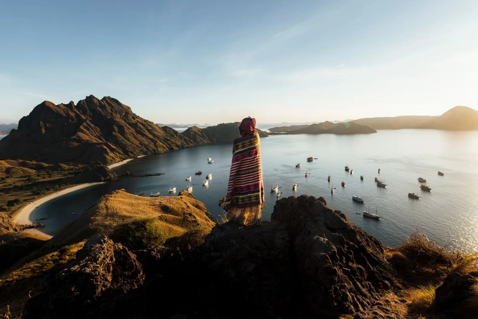 Lever de soleil depuis la crête de l'île de Padar sur les trois baies du parc national de Komodo, Indonésie