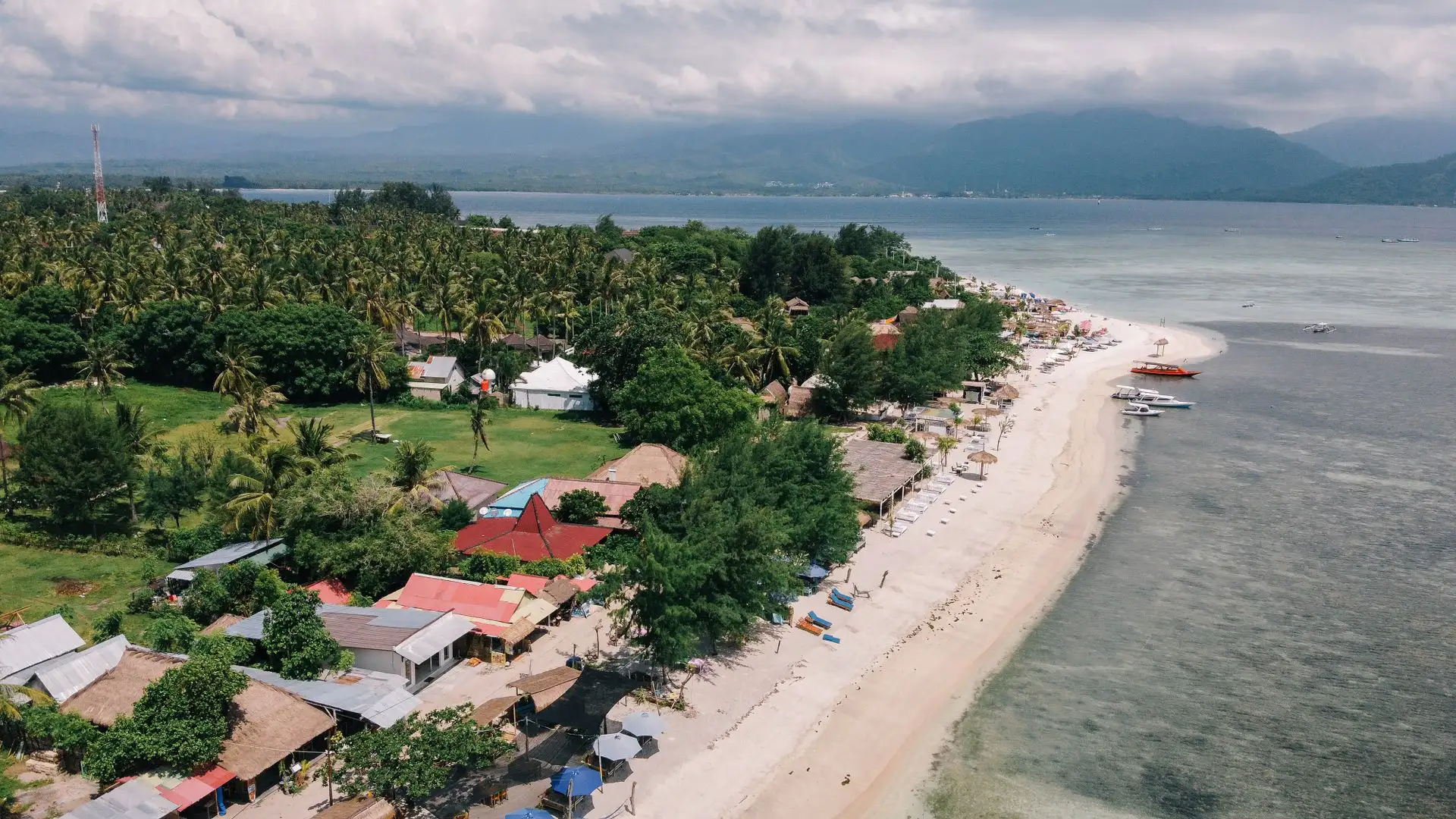 Plage déserte et eau translucide de Gili Meno