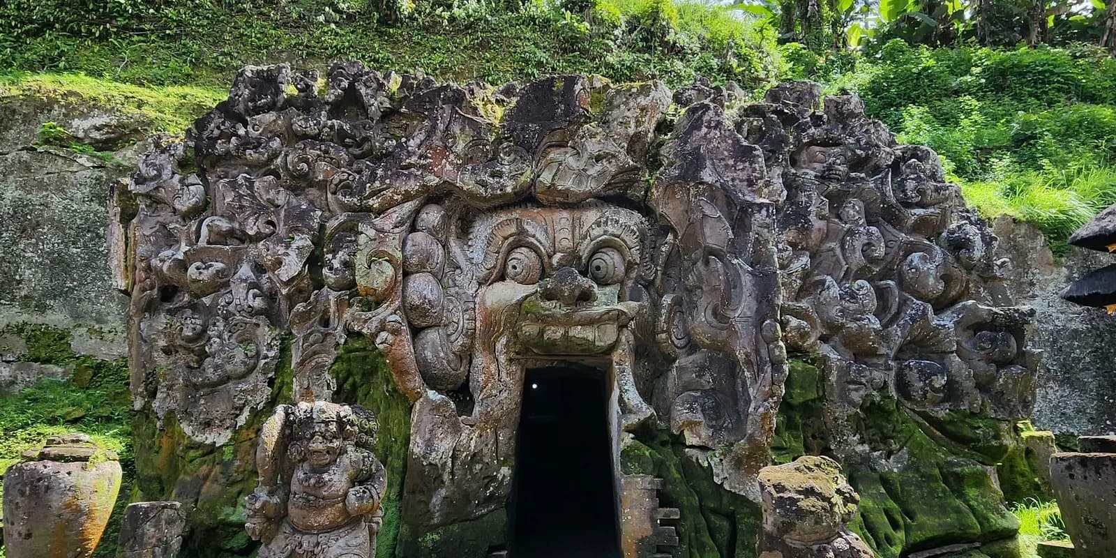 Façade sculptée de Goa Gajah à Bali, la bouche de démon taillée dans la roche qui forme l'entrée de la grotte