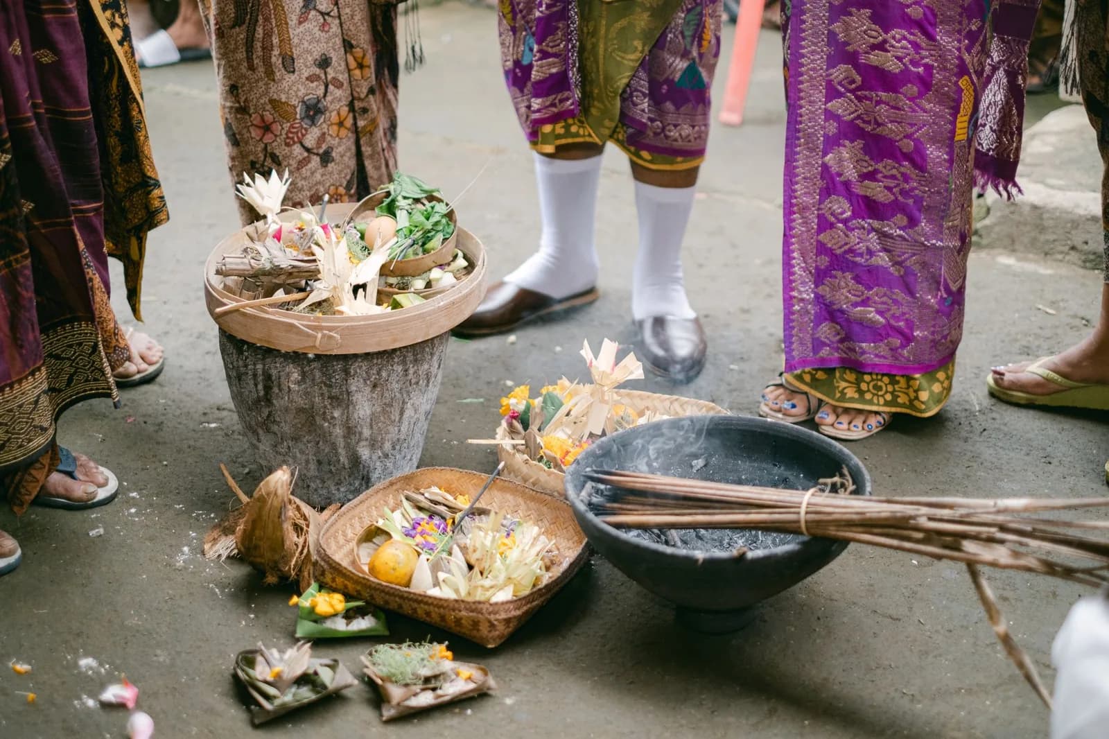 Offrandes et encens posés au sol lors d'une cérémonie traditionnelle balinaise