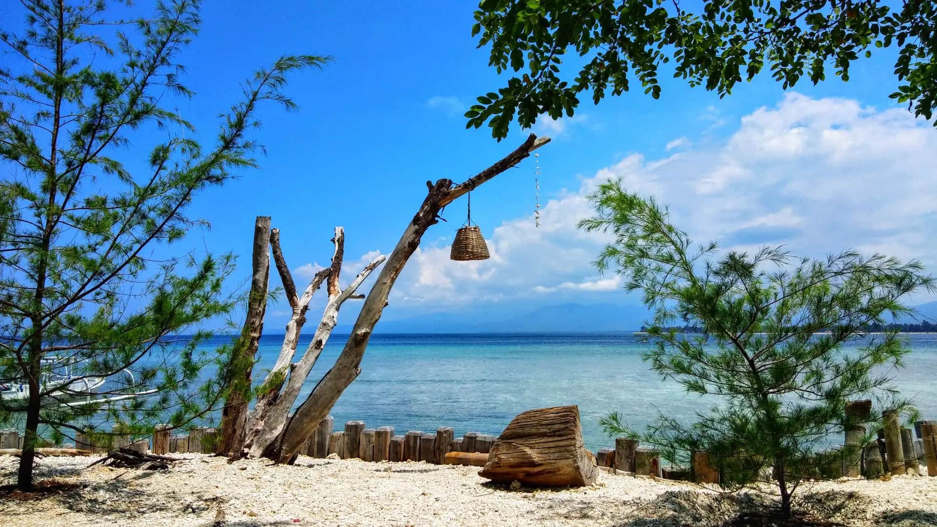 Plage de sable blanc et lagon turquoise des îles Gili