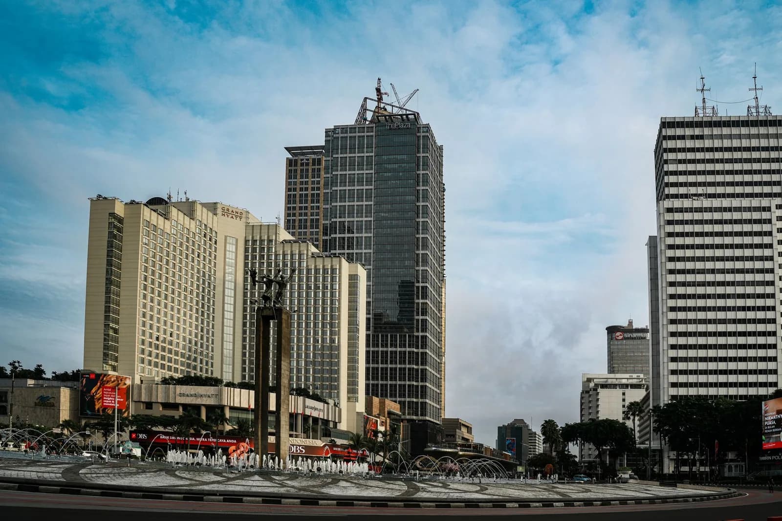 Le rond-point Bundaran HI et ses gratte-ciel à Jakarta