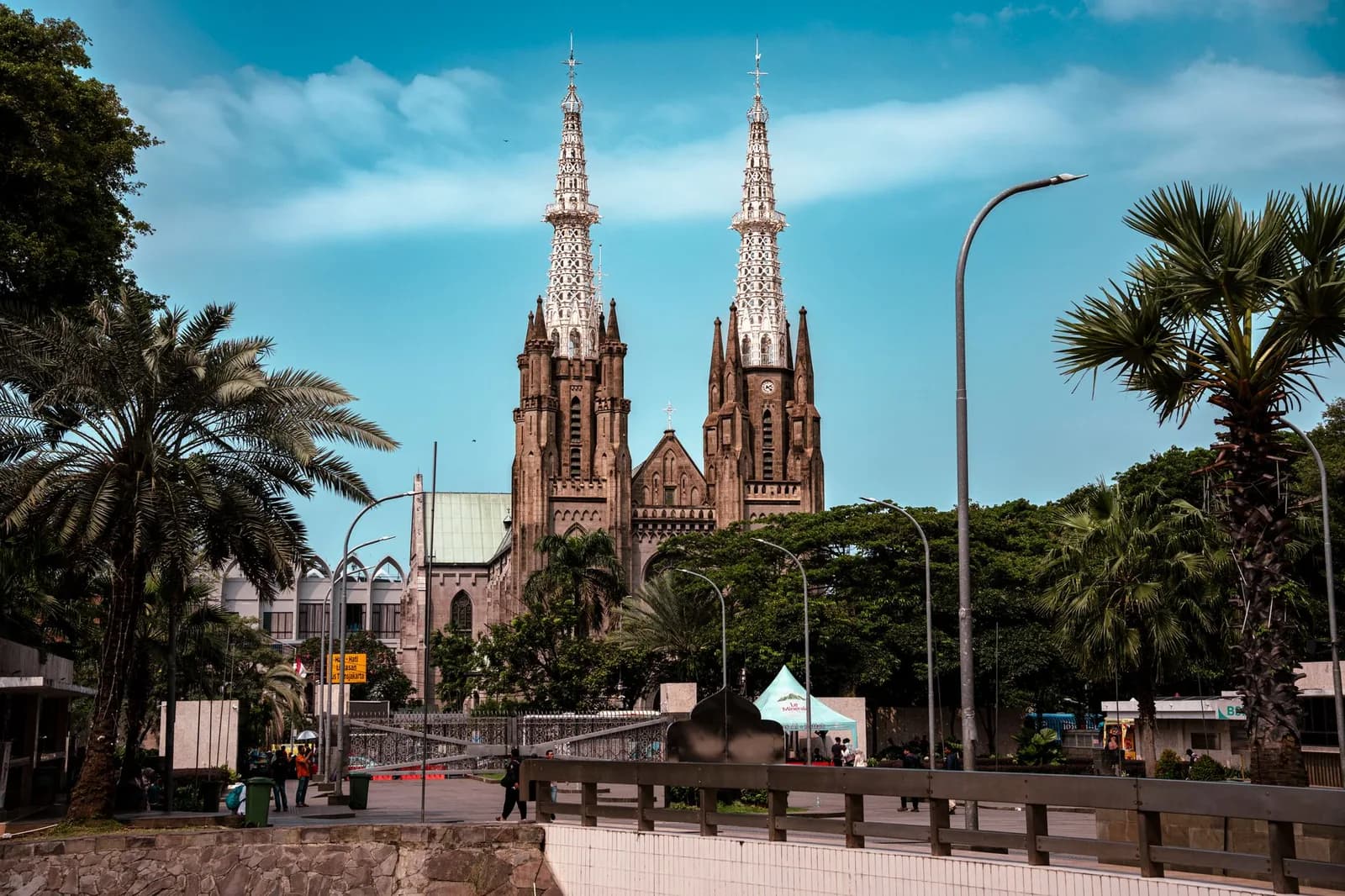 Flèches néogothiques de la cathédrale catholique de Jakarta