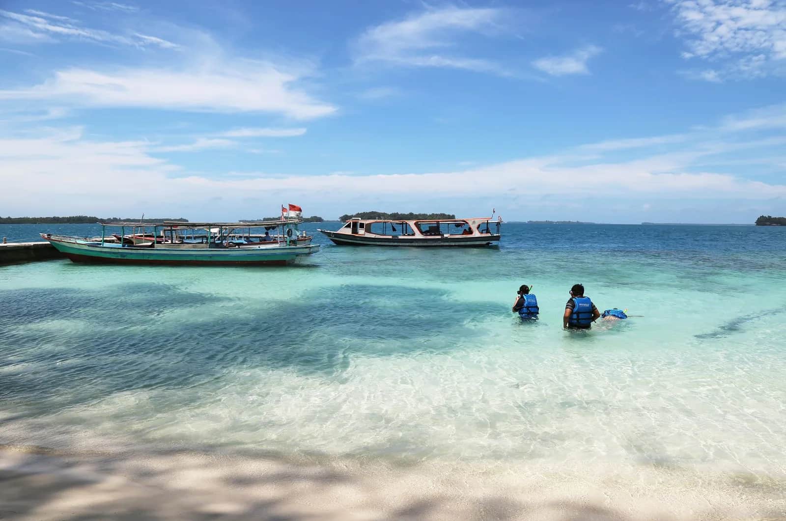 Eau turquoise et bateaux amarrés dans les îles Seribu au large de Jakarta
