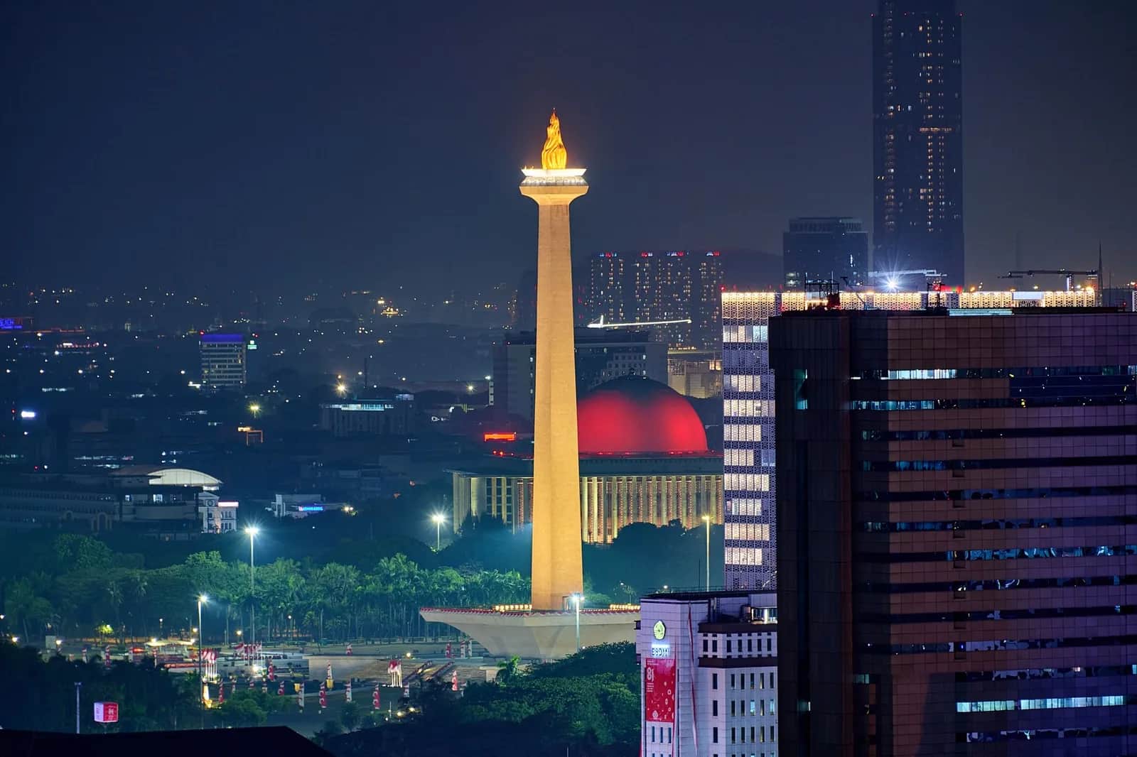 Le Monas illuminé et les gratte-ciel du centre de Jakarta la nuit