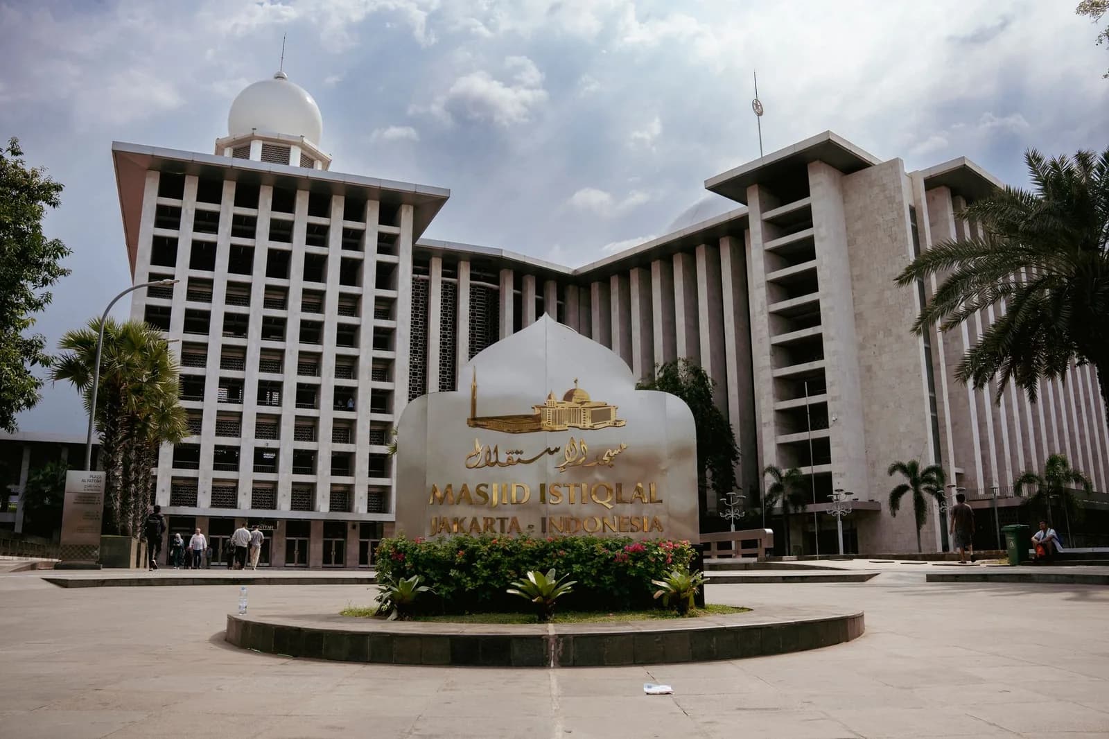 Dôme et minaret de la mosquée Istiqlal à Jakarta