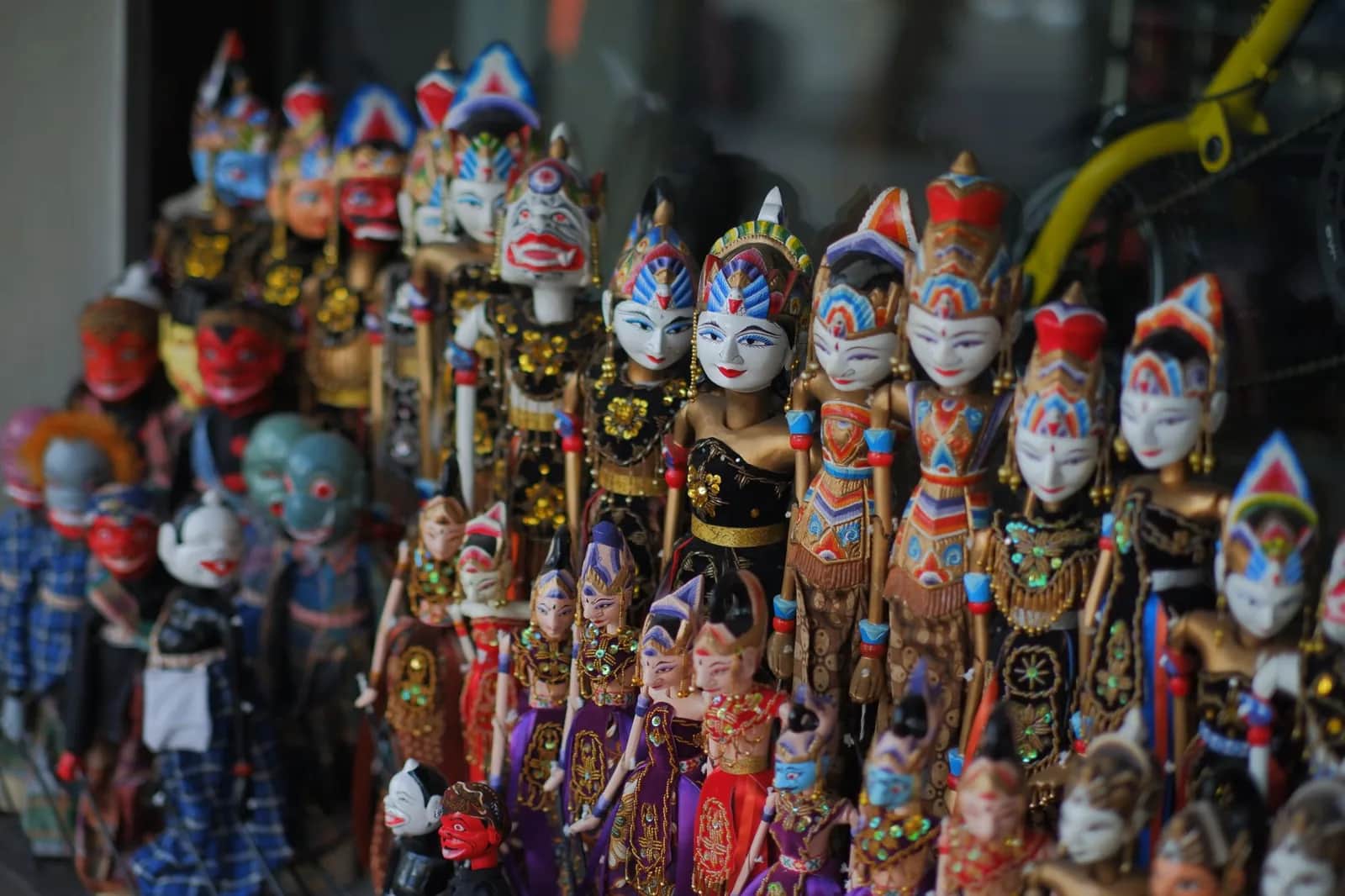 Rangées de marionnettes wayang golek colorées
