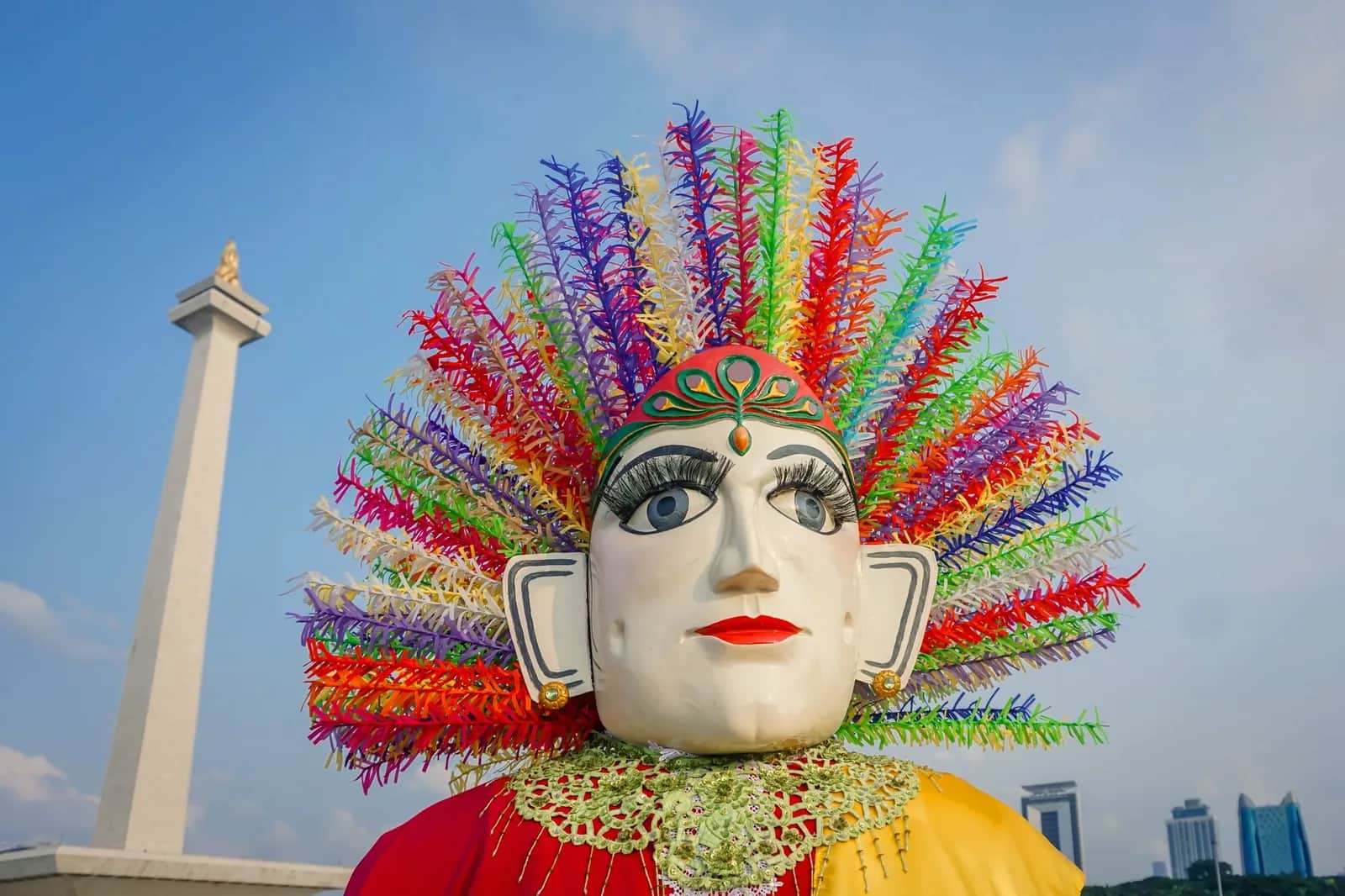 Marionnette géante ondel-ondel betawi devant le Monas à Jakarta