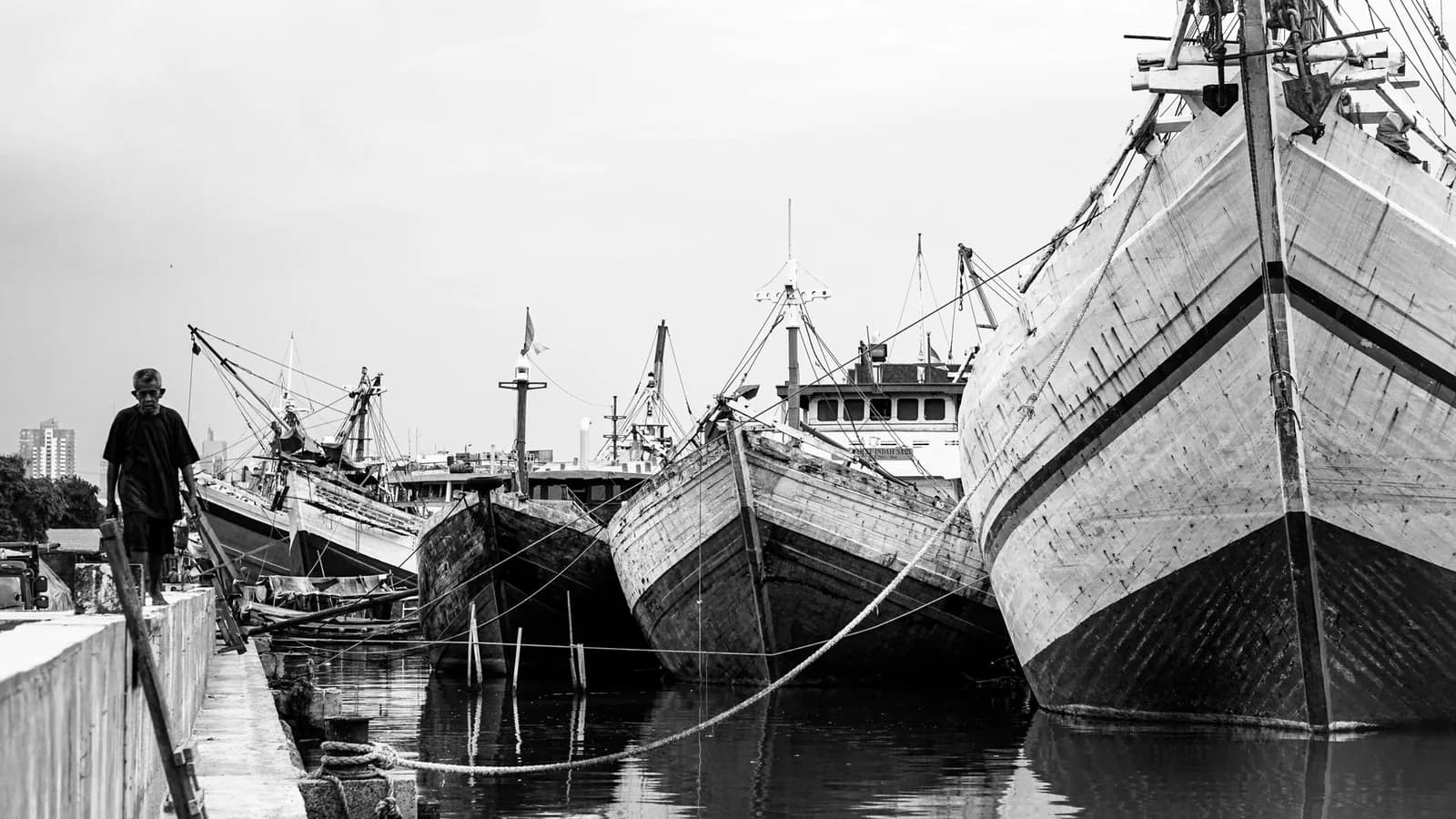 Goélettes pinisi en bois amarrées au port de Sunda Kelapa à Jakarta
