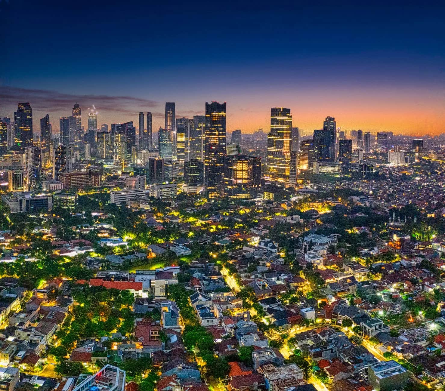 Gratte-ciel du centre d'affaires de Jakarta au crépuscule, vue aérienne