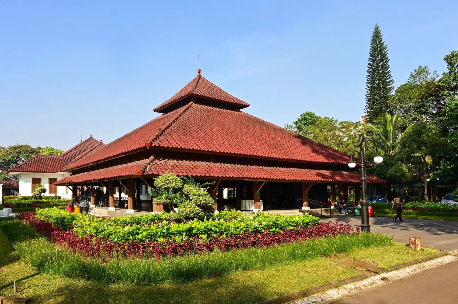Pavillon traditionnel à toit de tuiles rouges au parc Taman Mini Indonesia Indah à Jakarta