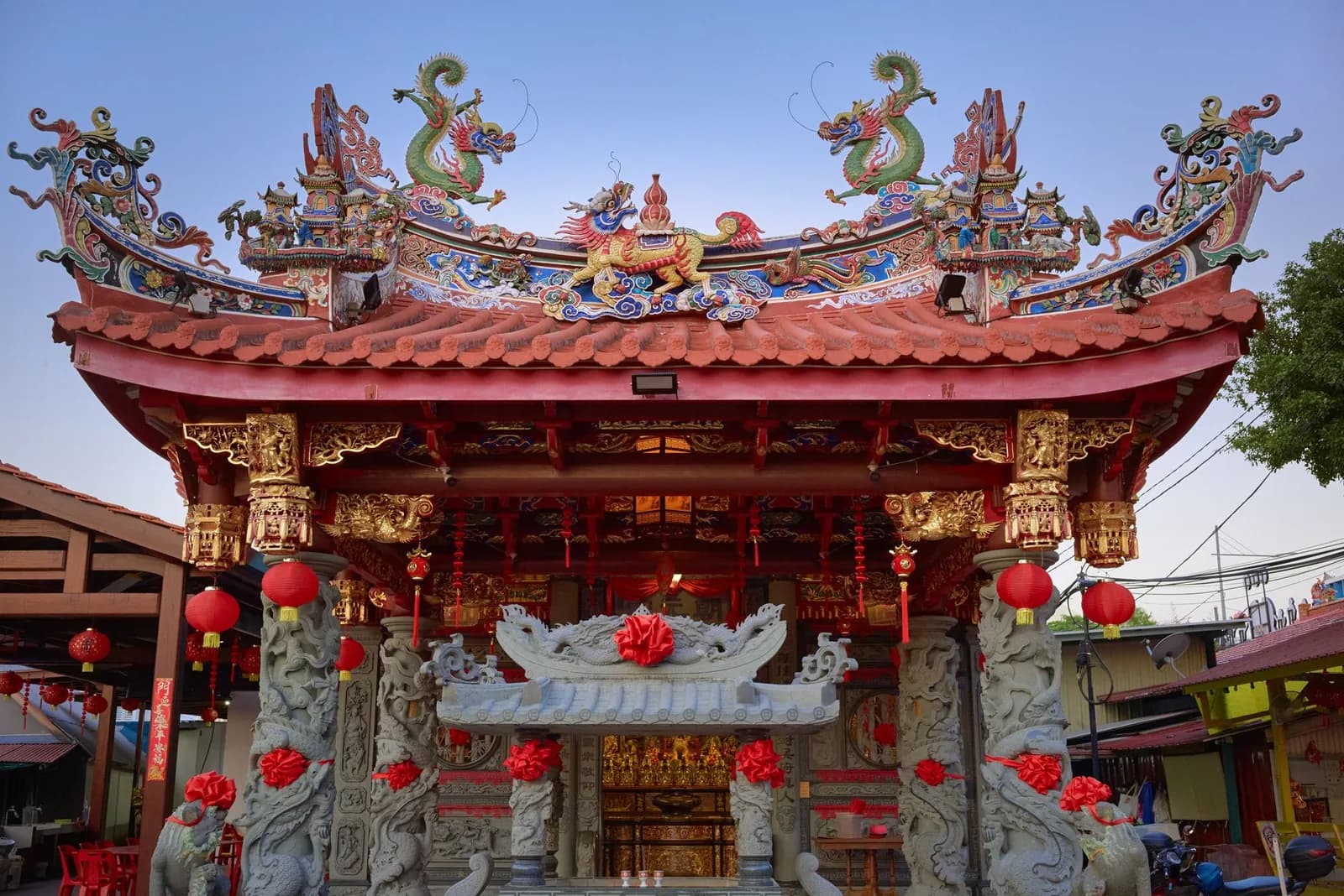 Toits ornés de dragons et lanternes rouges d'un temple chinois à Jakarta