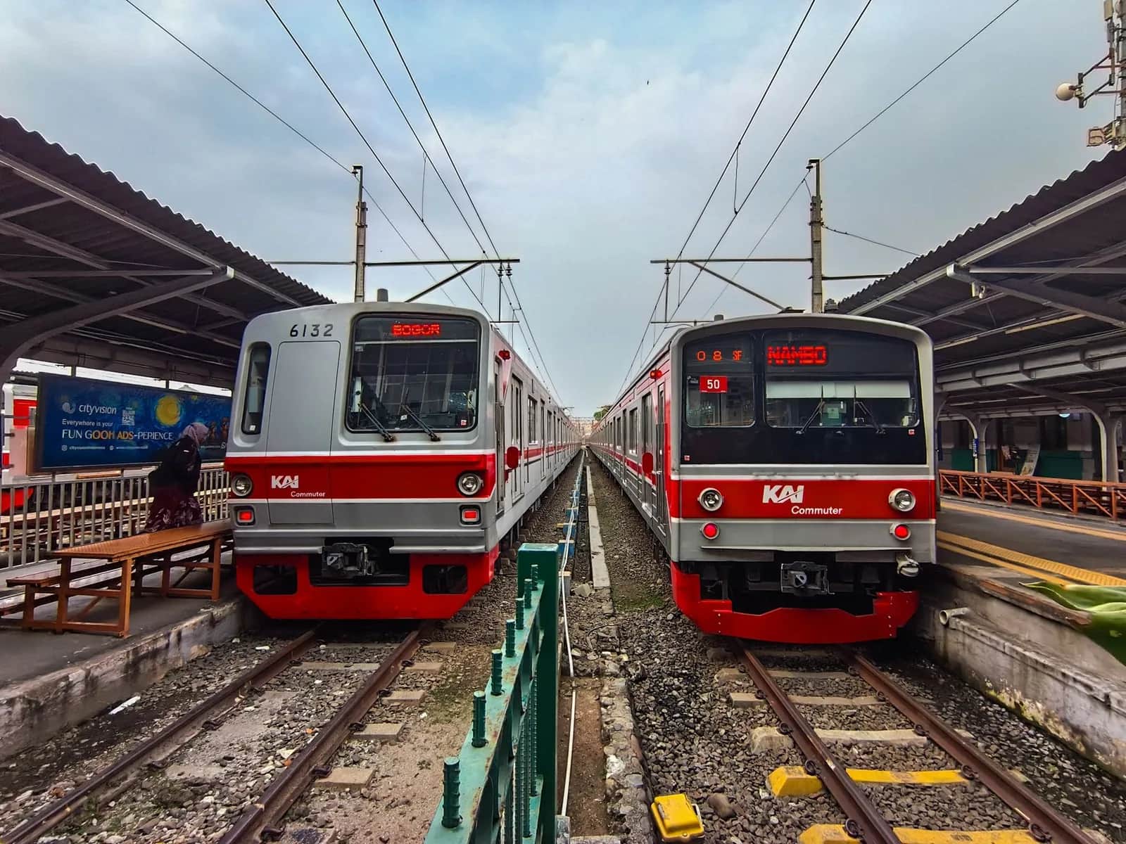 Deux rames KRL Commuterline à quai dans une gare de Jakarta