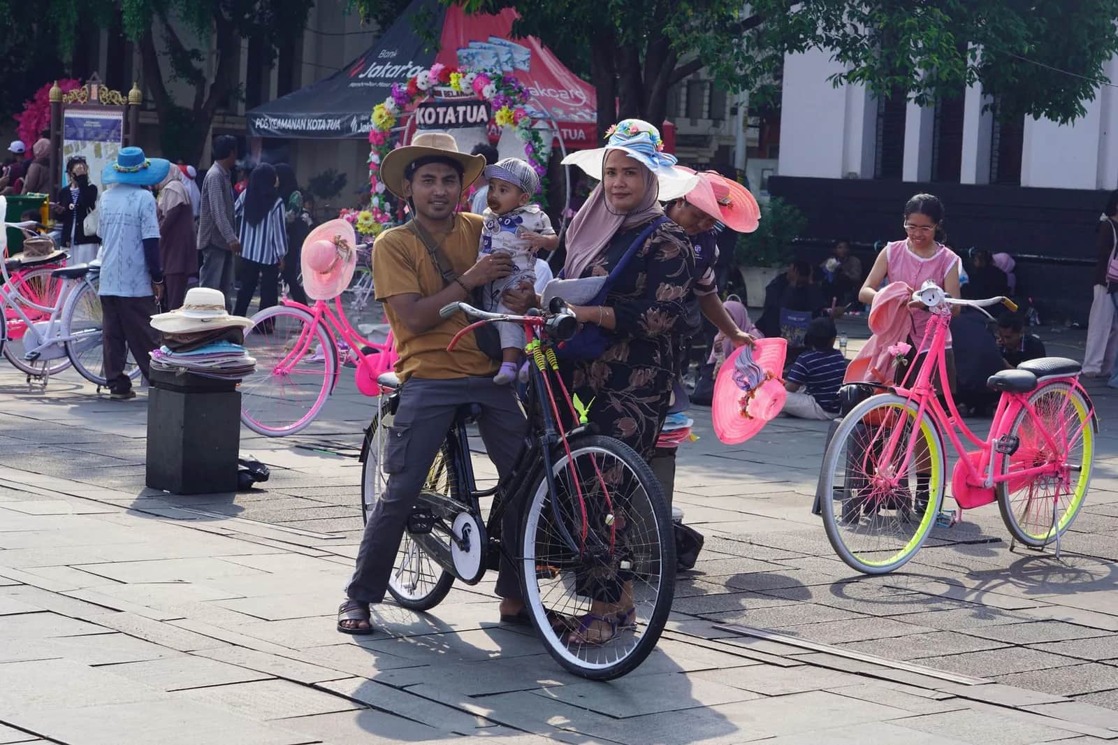 Vélos de location colorés et familles sur la place de Kota Tua, Jakarta