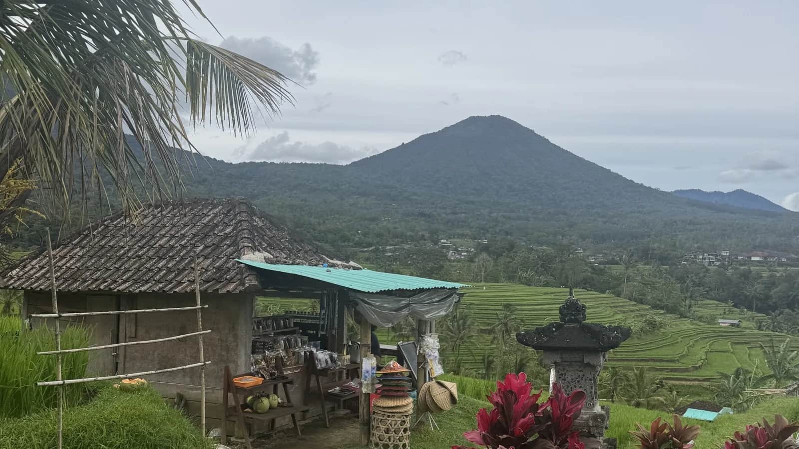 Petit temple de l'eau et warung en bord de rizières à Jatiluwih, face au mont Batukaru
