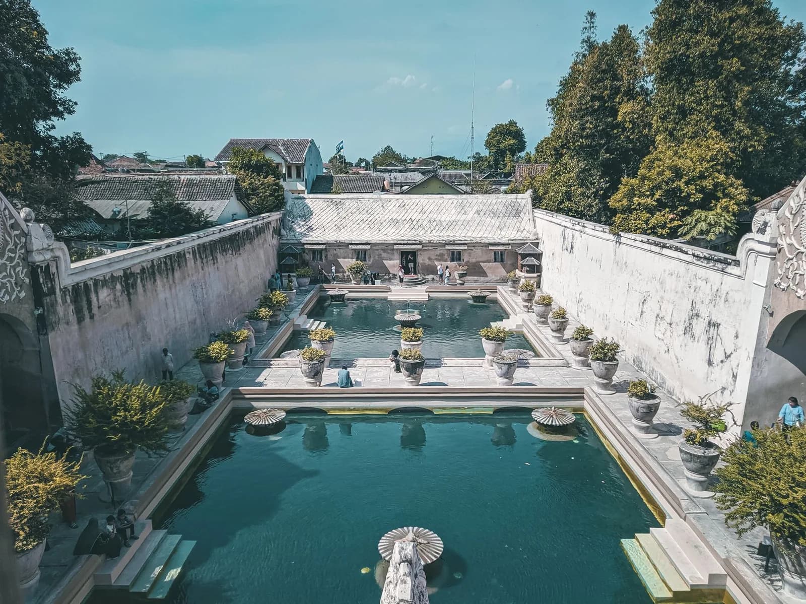 Bassins turquoise et pavillons blancs du château d'eau de Taman Sari à Yogyakarta