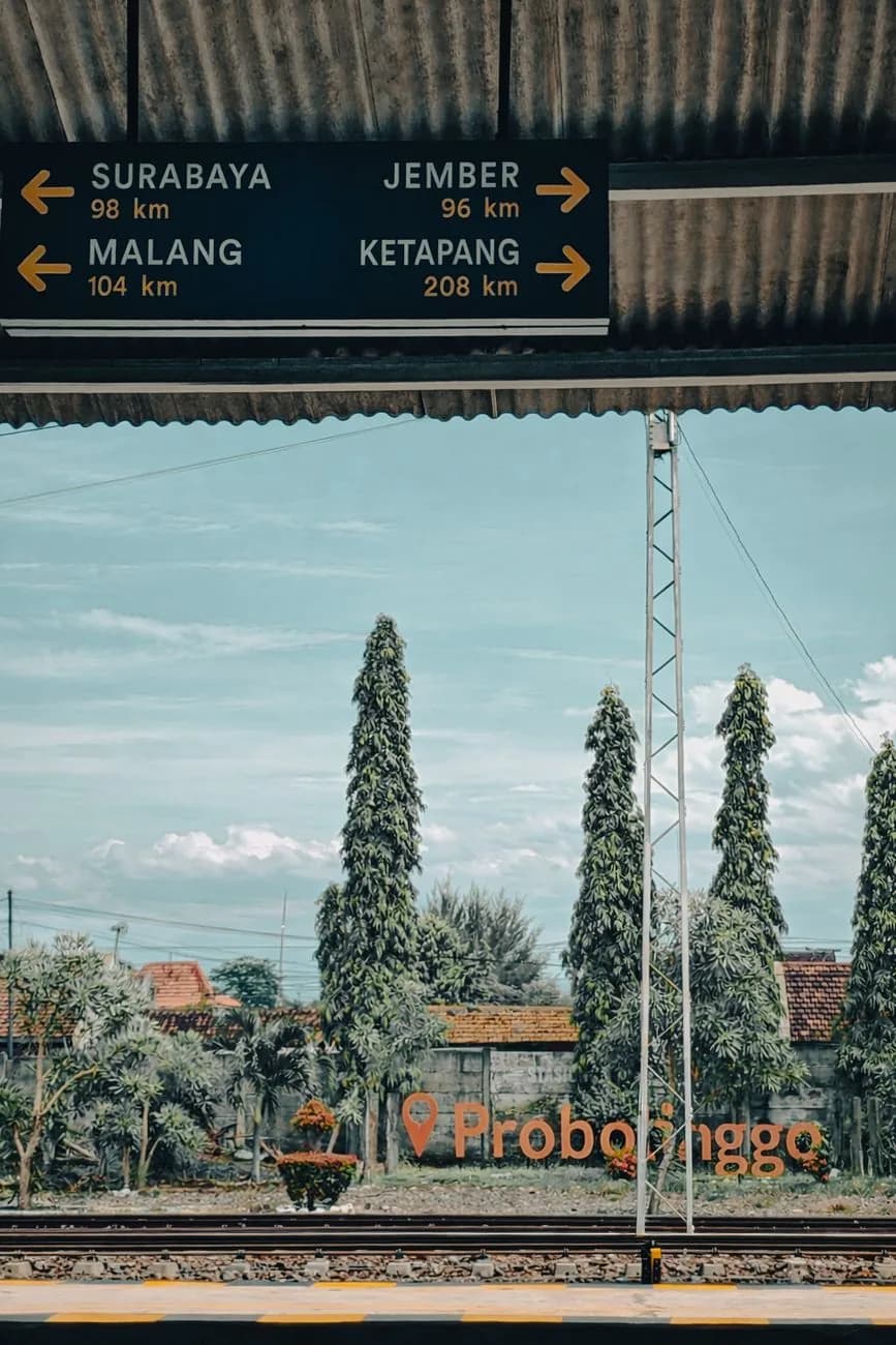 Quai de la gare de Probolinggo avec le panneau des directions vers Surabaya, Malang, Jember et Ketapang, Java Est