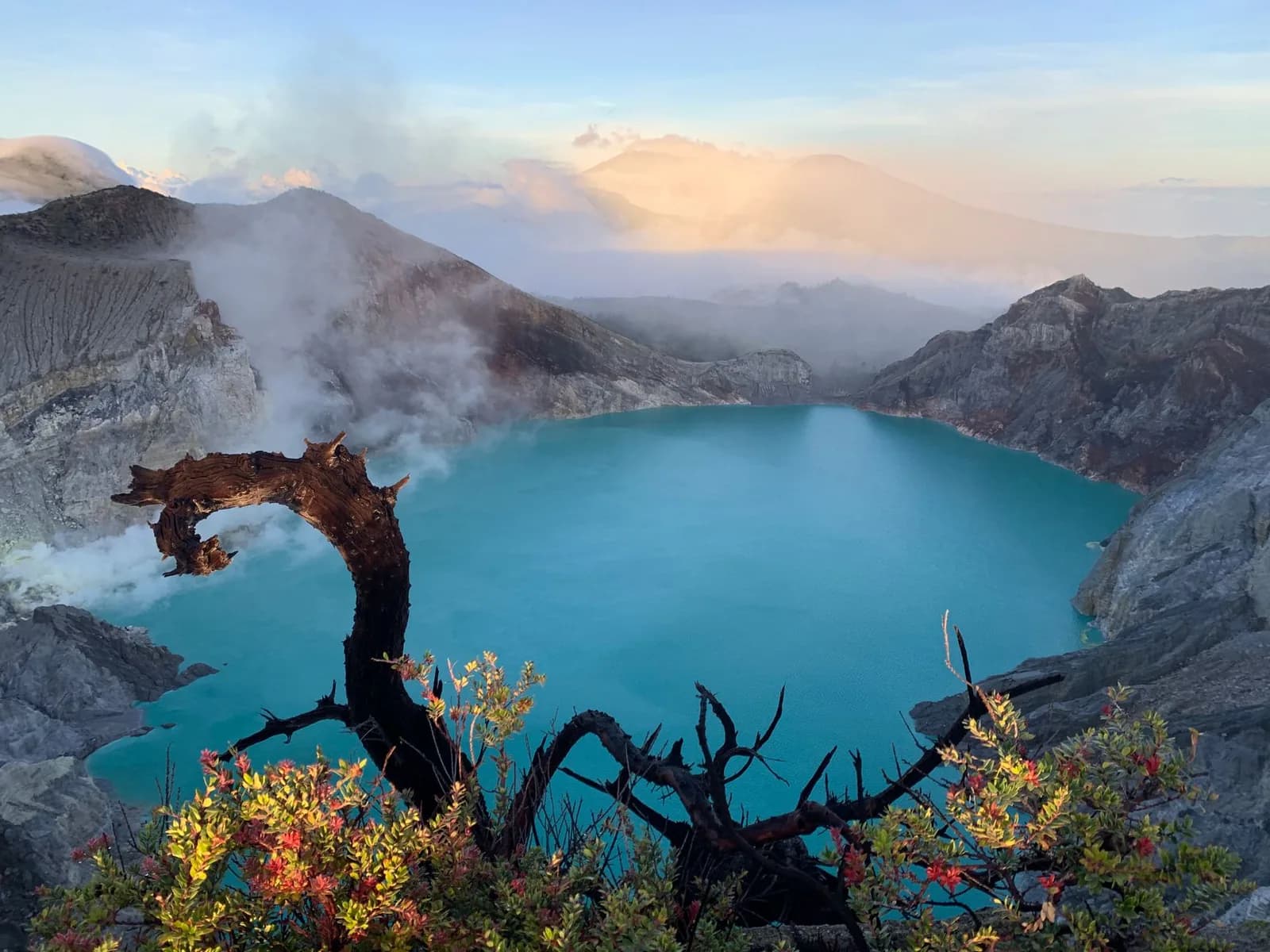 Le lac acide turquoise du cratère du Kawah Ijen au lever du jour, fumées de soufre, Java Est